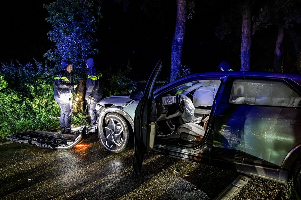 Auto botst tegen bomen, bestuurder gewond