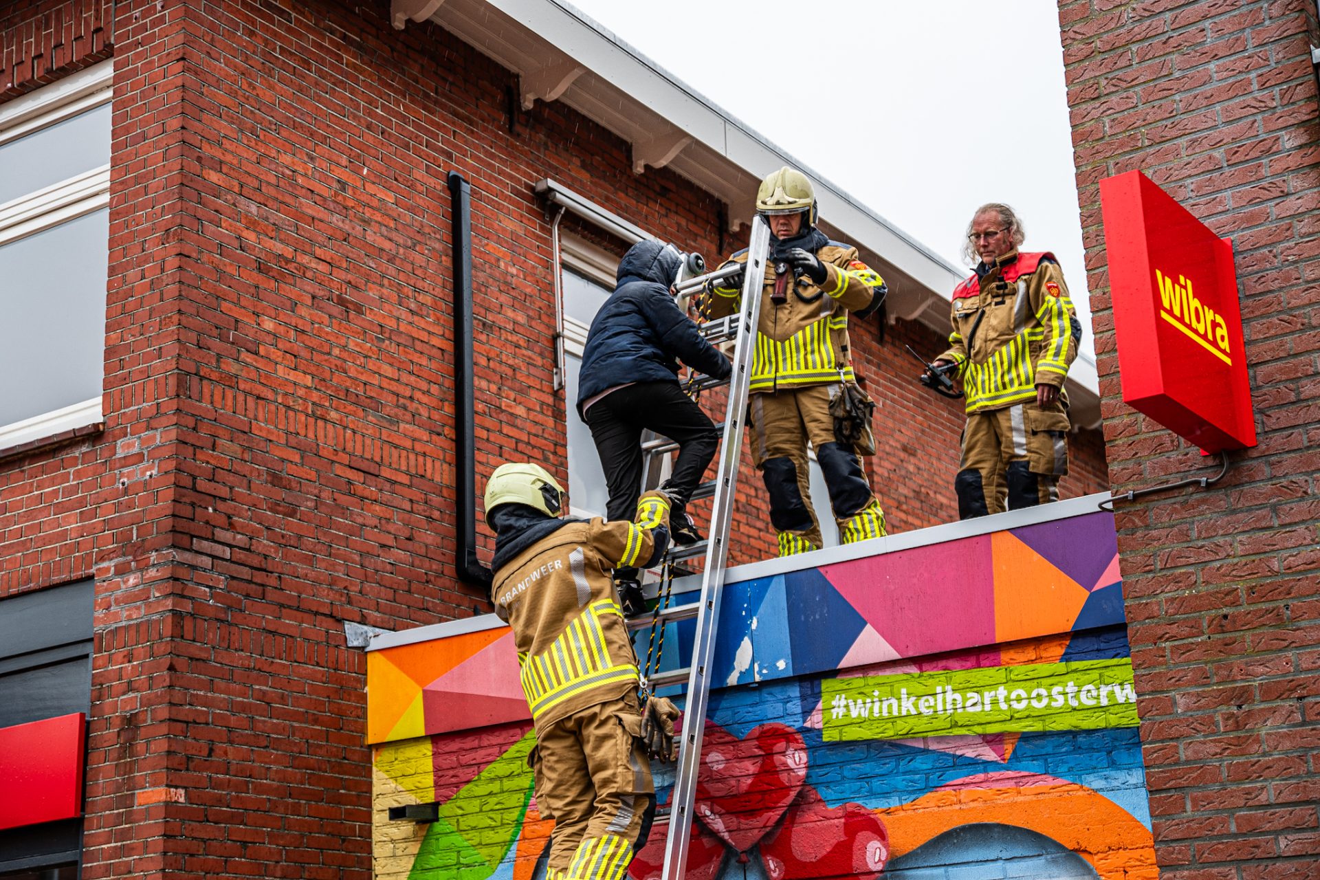 Brandweer haalt twee kinderen van dak na mislukte frisbeeactie