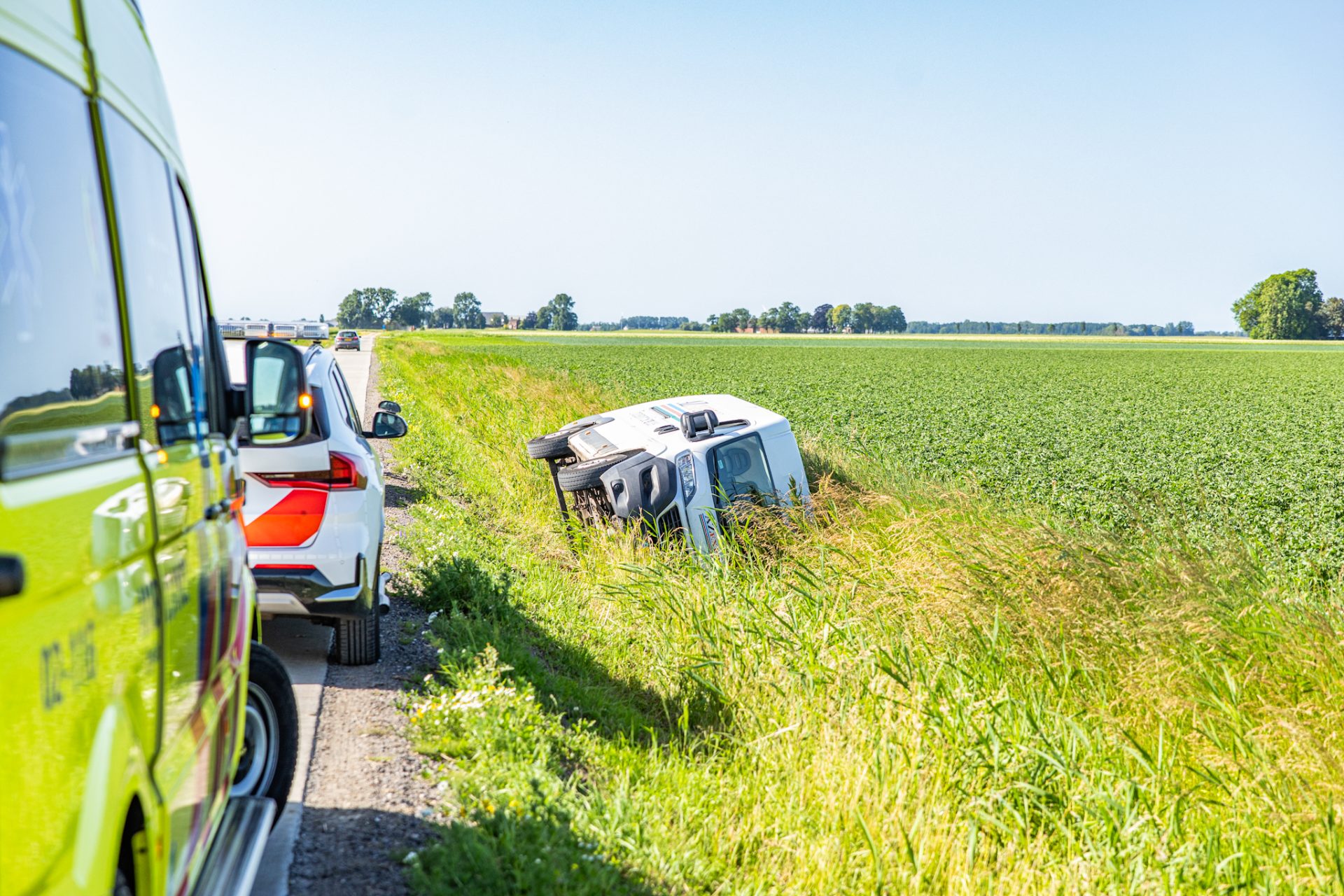 Bezorger raakt met voertuig van de weg