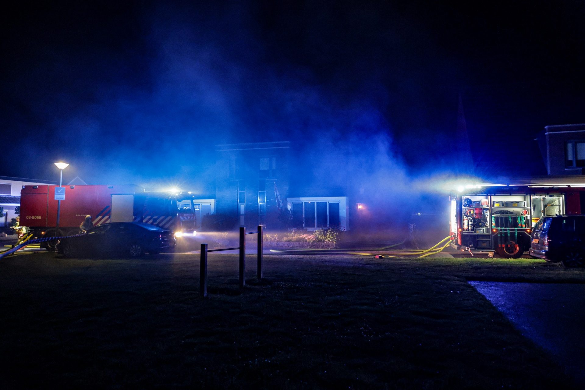 Overkapping vliegt in brand bij woning