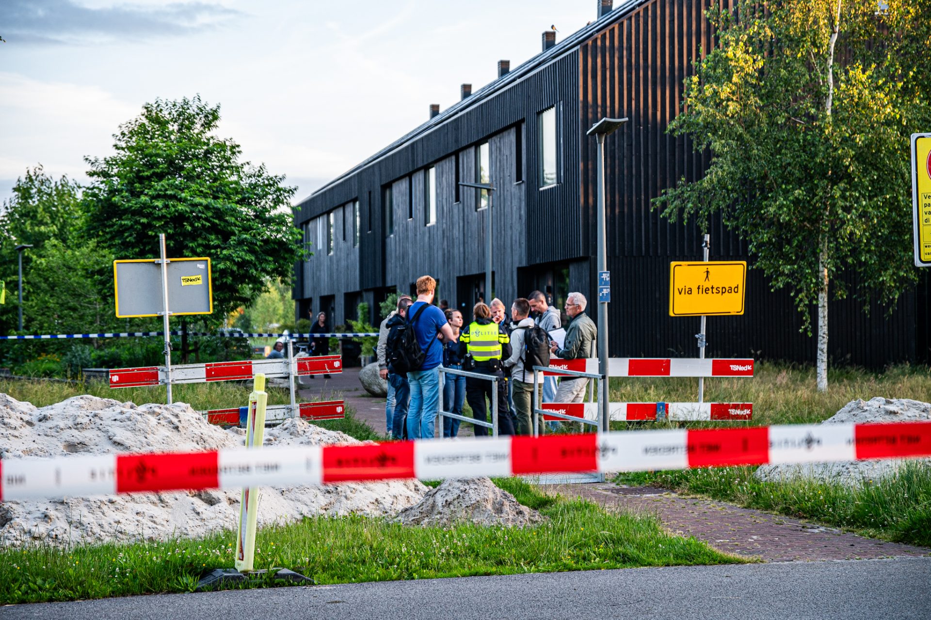 Twee doden aangetroffen in woning, politie doet onderzoek