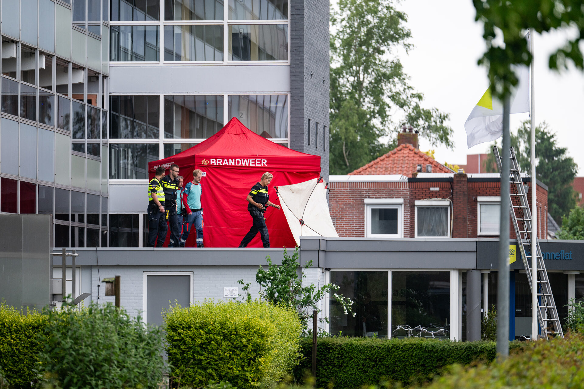 Overleden persoon aangetroffen op dak, politie doet onderzoek