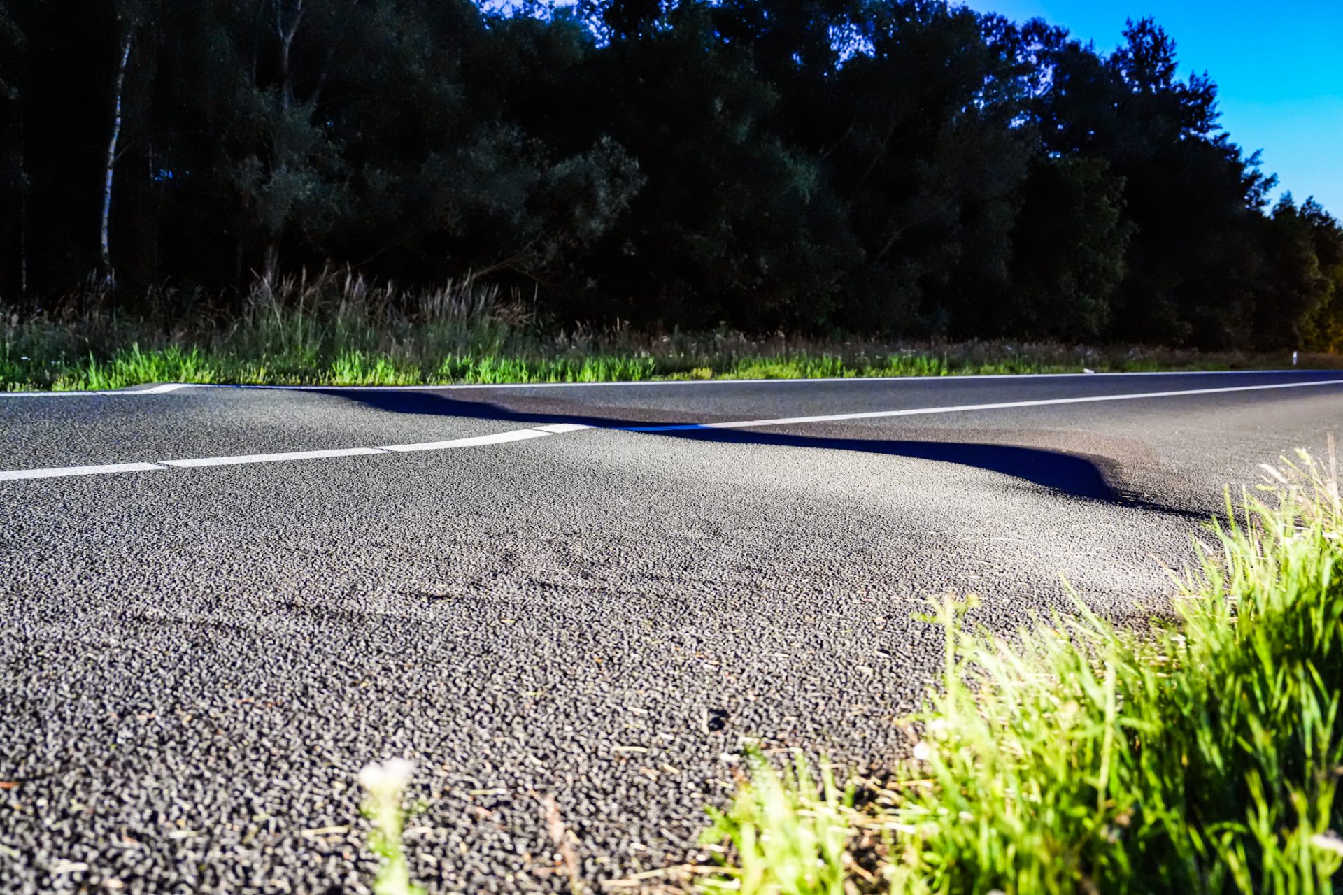 Afrit snelweg dicht door hittebeschadigd asfalt