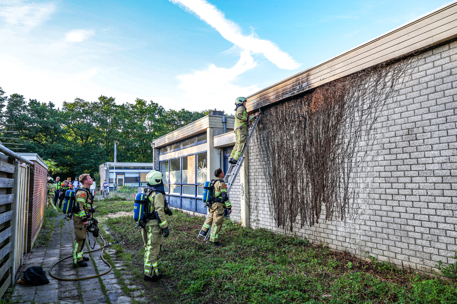 Omstanders proberen brand in leegstaande school zelf te blussen