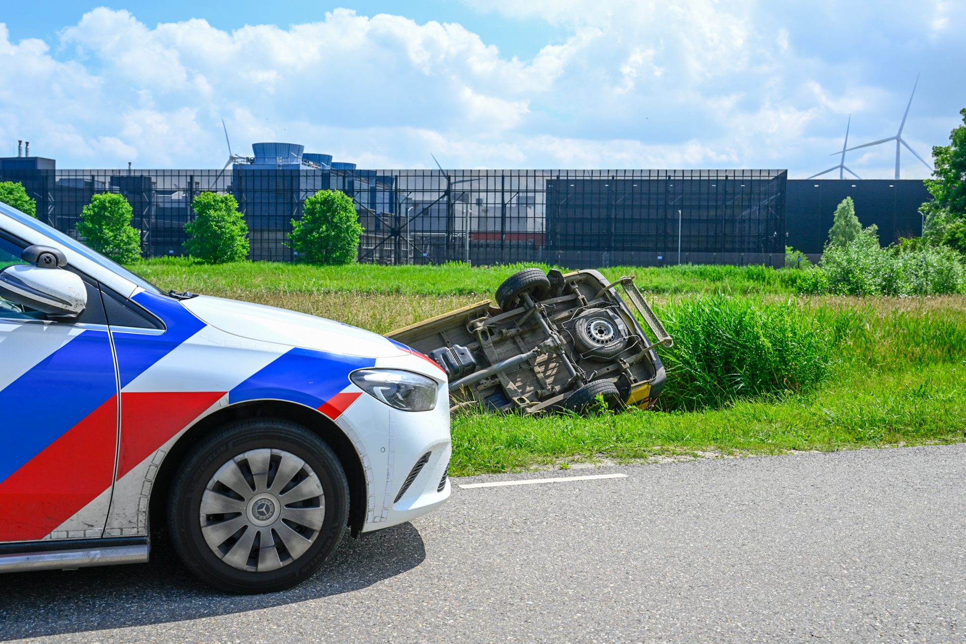 Bestelbus belandt op zijkant in sloot