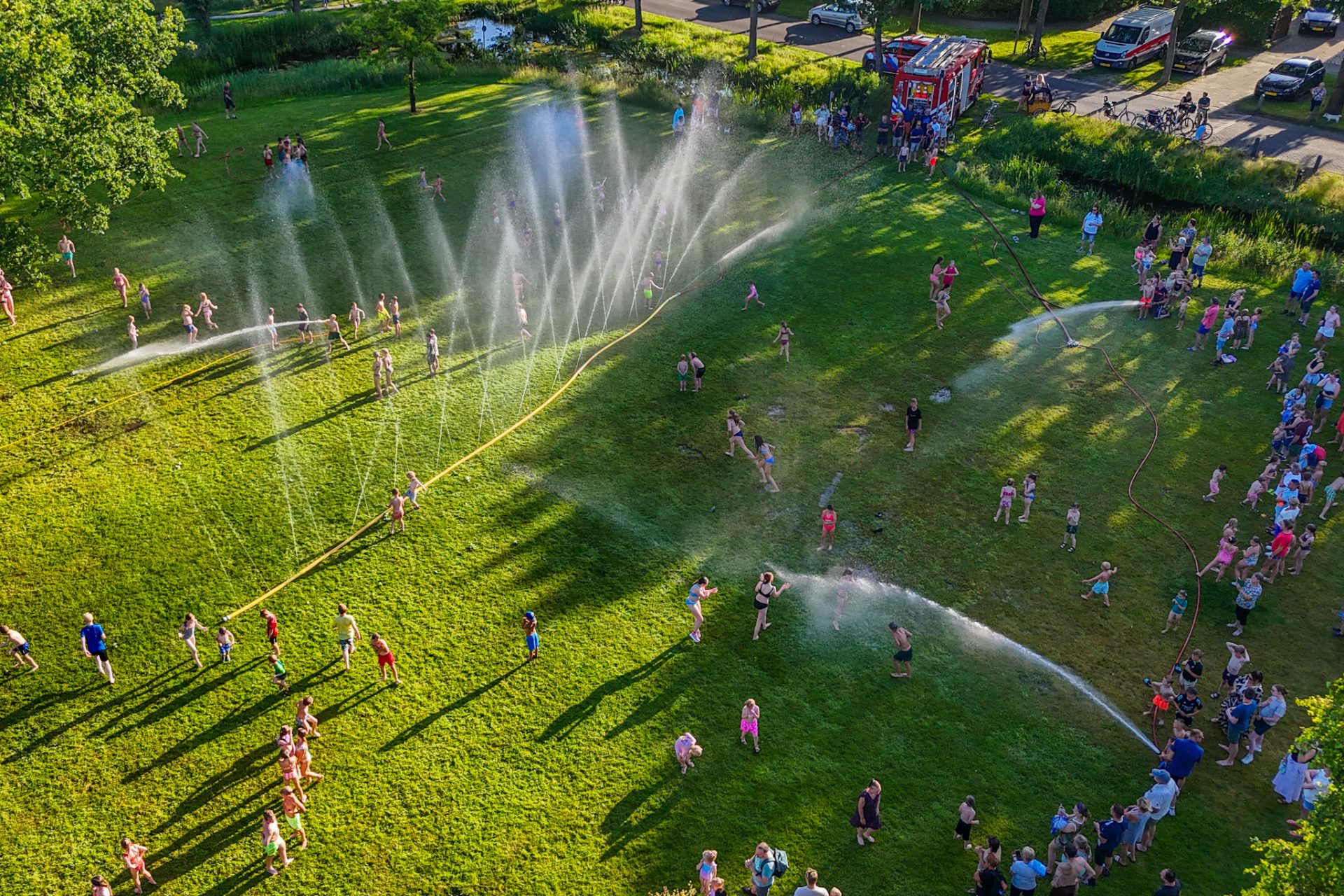 Honderden kinderen genieten van waterspektakel van brandweer