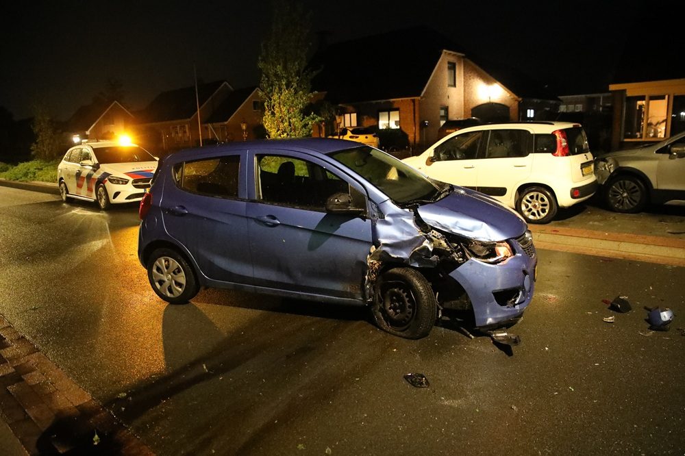Auto botst tegen geparkeerde auto’s, inzittenden gevlucht
