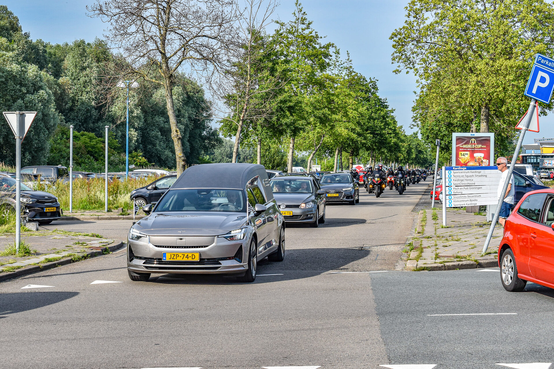 Honderden motorrijders vormen indrukwekkende laatste rit voor Laura Prins