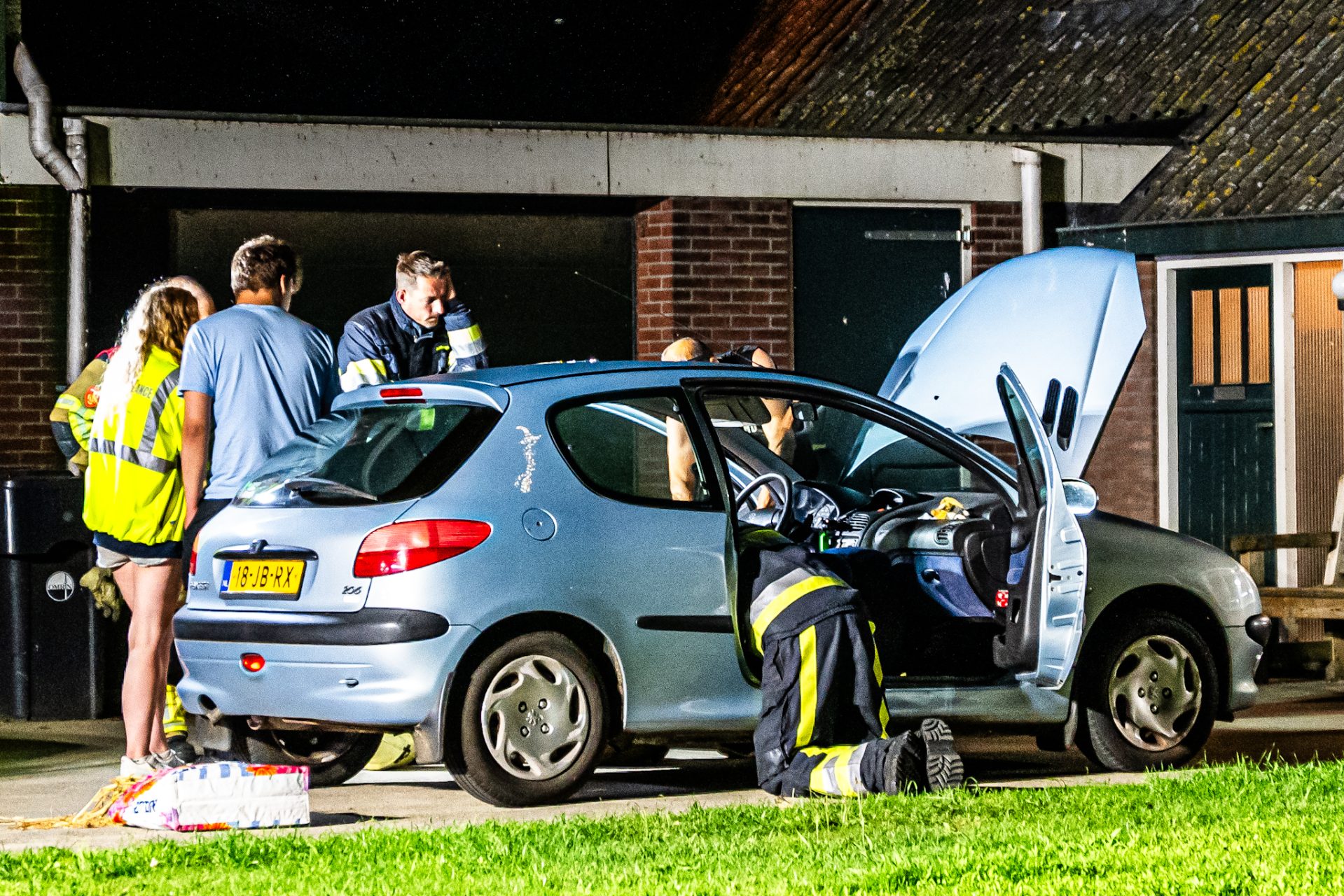 Kat zit vast onder dashboard van auto