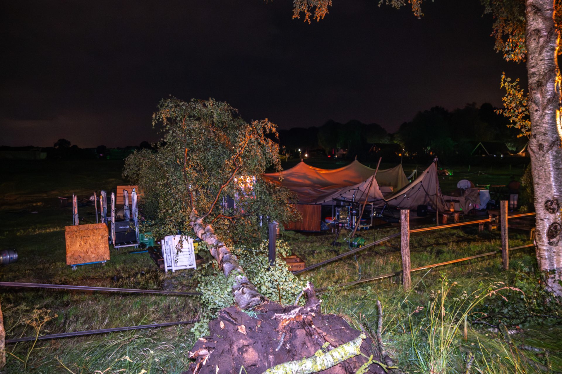 Boom waait op feesttent tijdens bruiloft