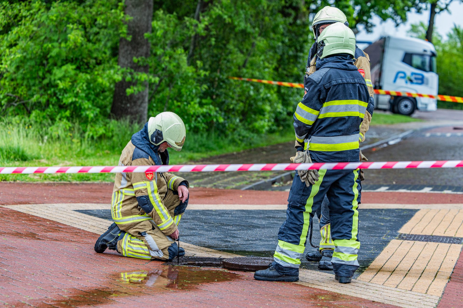 Blikseminslag veroorzaakt forse gaslekkage bij boom