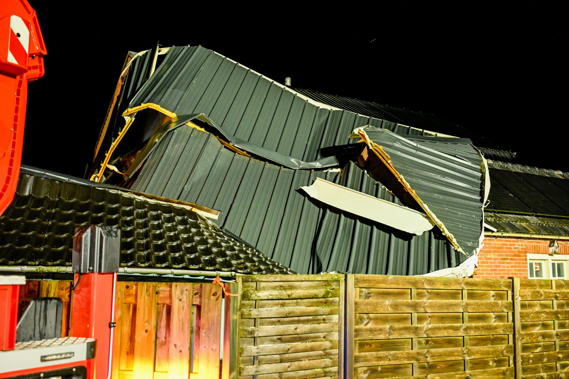 Dak waait tijdens noodweer van woning