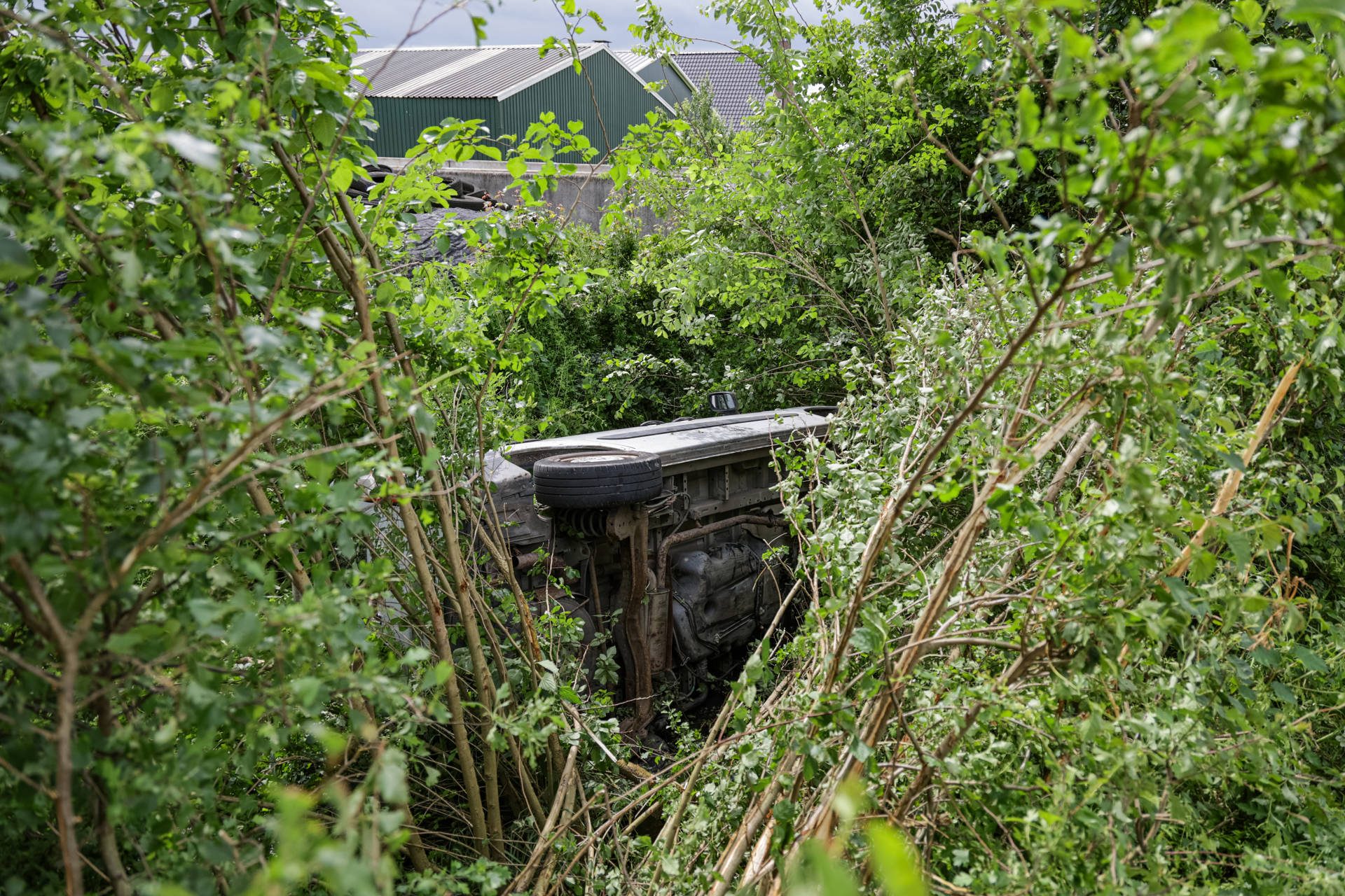Bestelbus belandt in sloot, bestuurder spoorloos