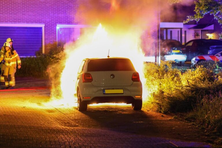 Auto in lichterlaaie, politie onderzoekt brandstichting
