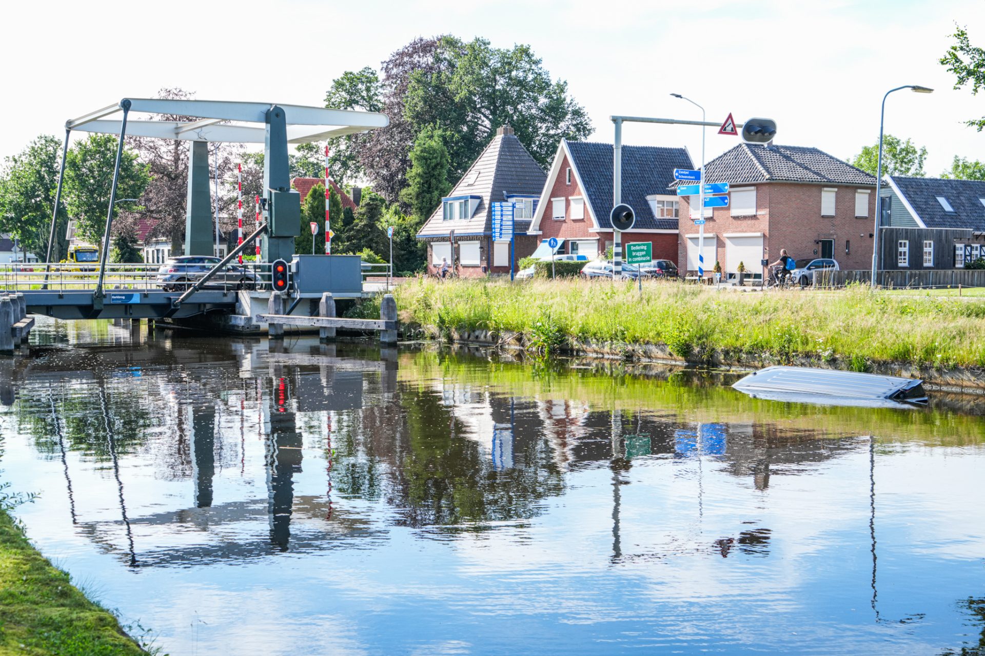 Bestelbus rolt parkeerplaats af en belandt in kanaal