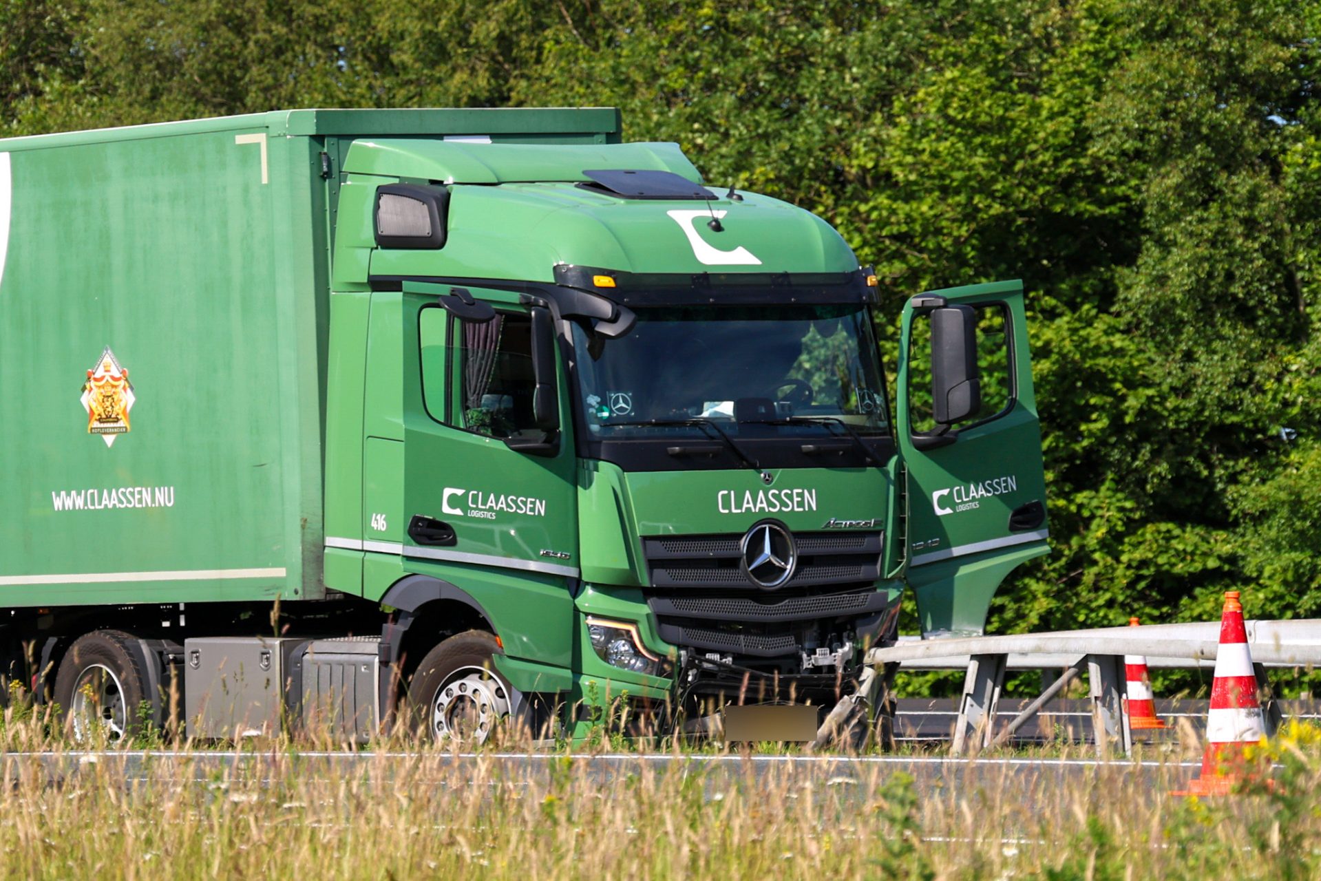 Vrachtwagen botst tegen vangrail op snelweg