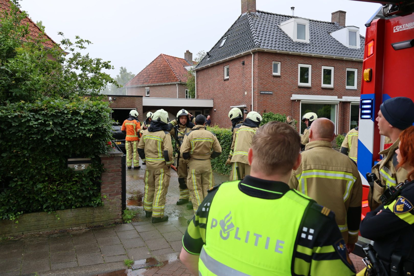 Middelbrand in woning, straat ruim afgezet