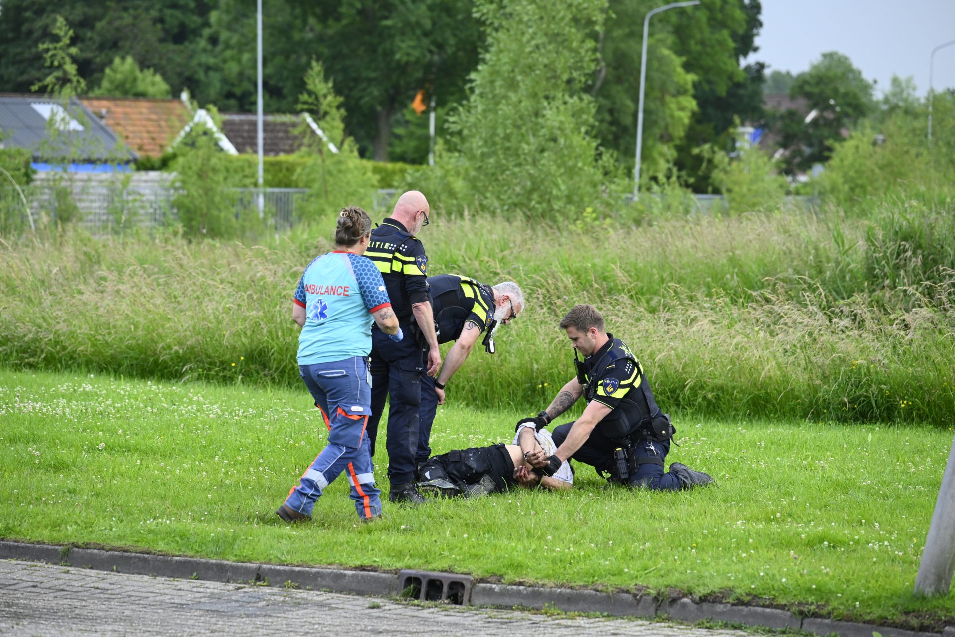Automobilist onder invloed belandt in sloot naast tankstation