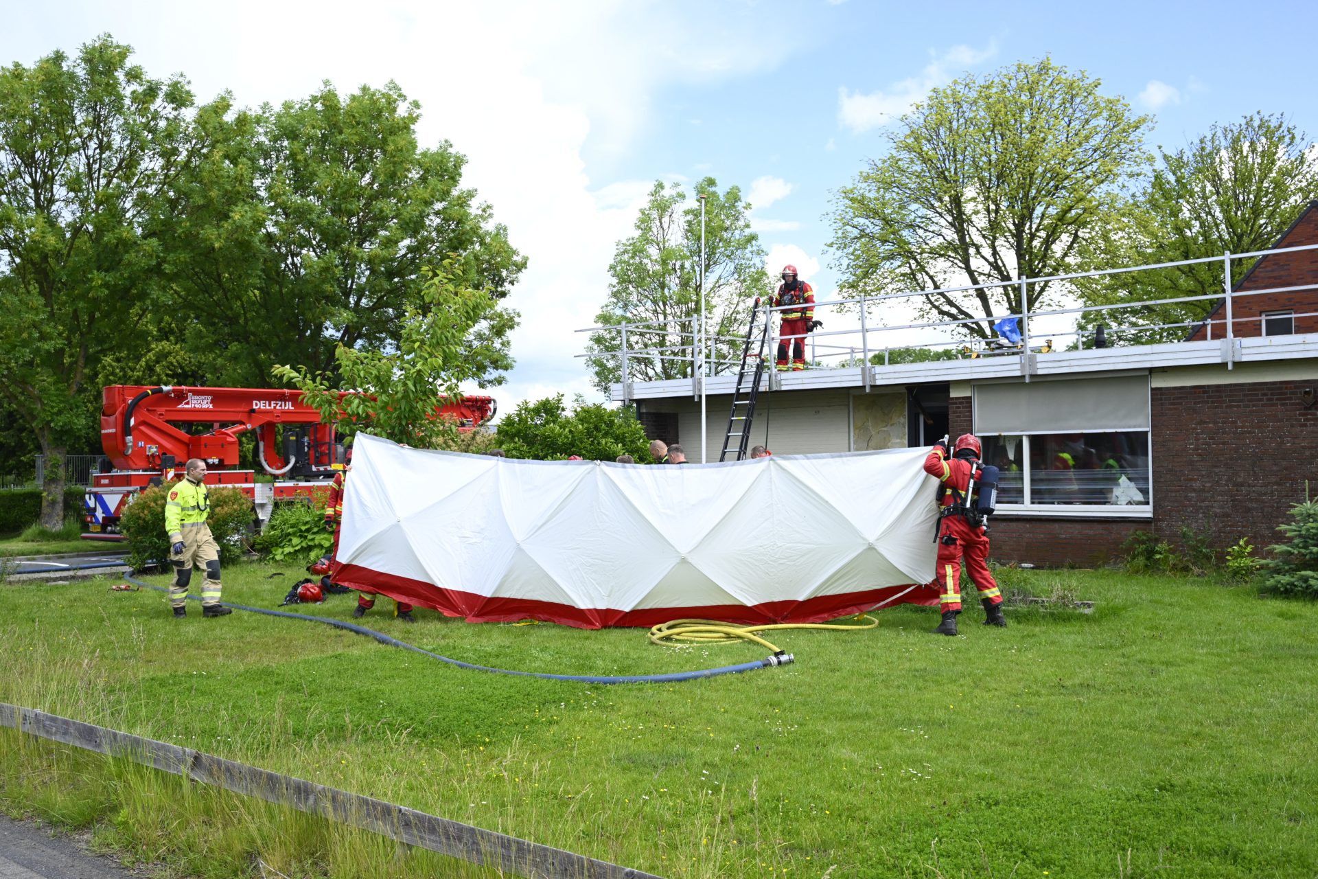 Brandweerman onwel tijdens woningbrand
