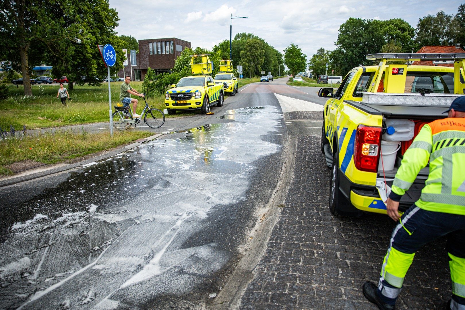 Twee gewonden nadat brommer uitglijdt op spekgladde weg