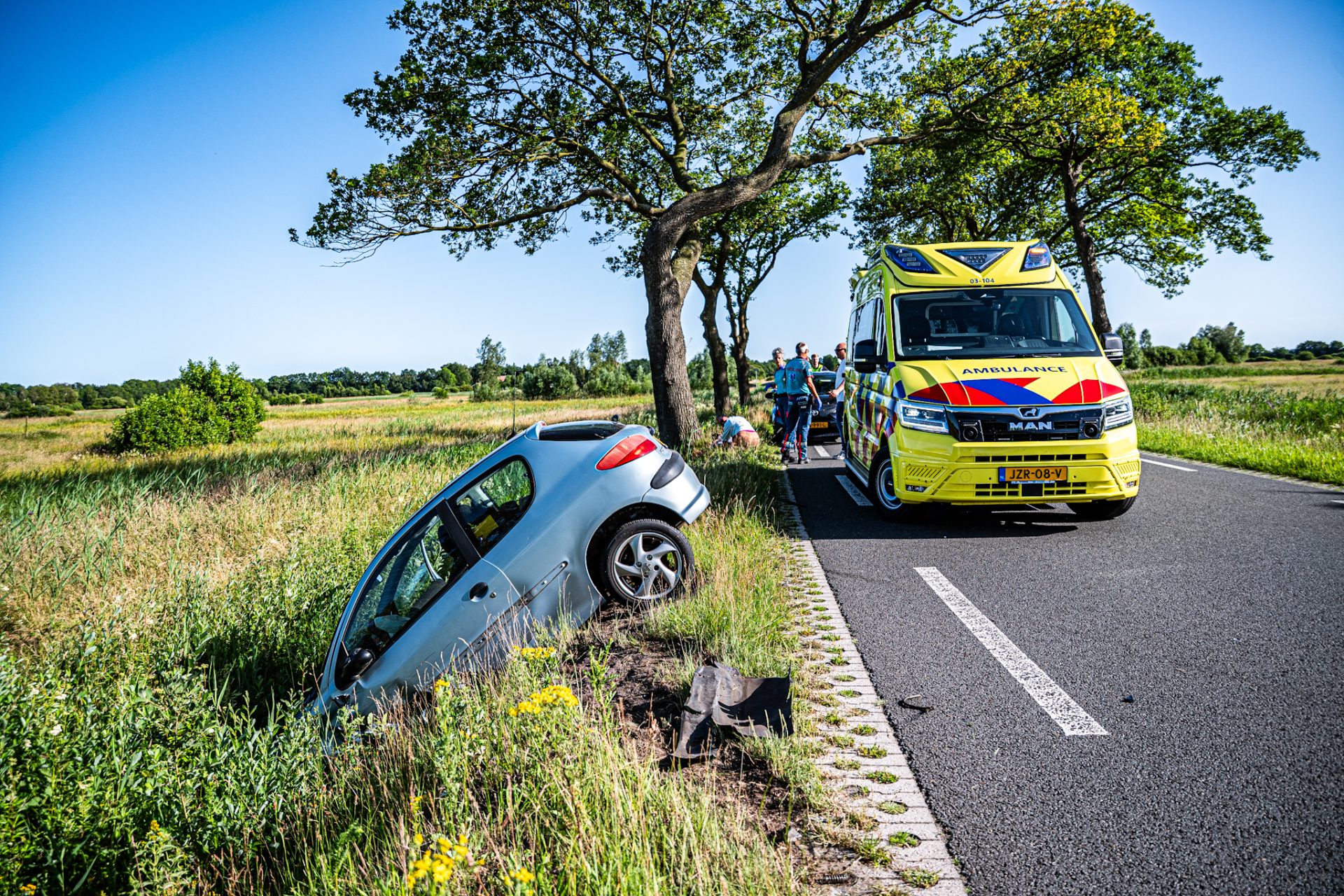 Auto belandt in sloot na frontale botsing