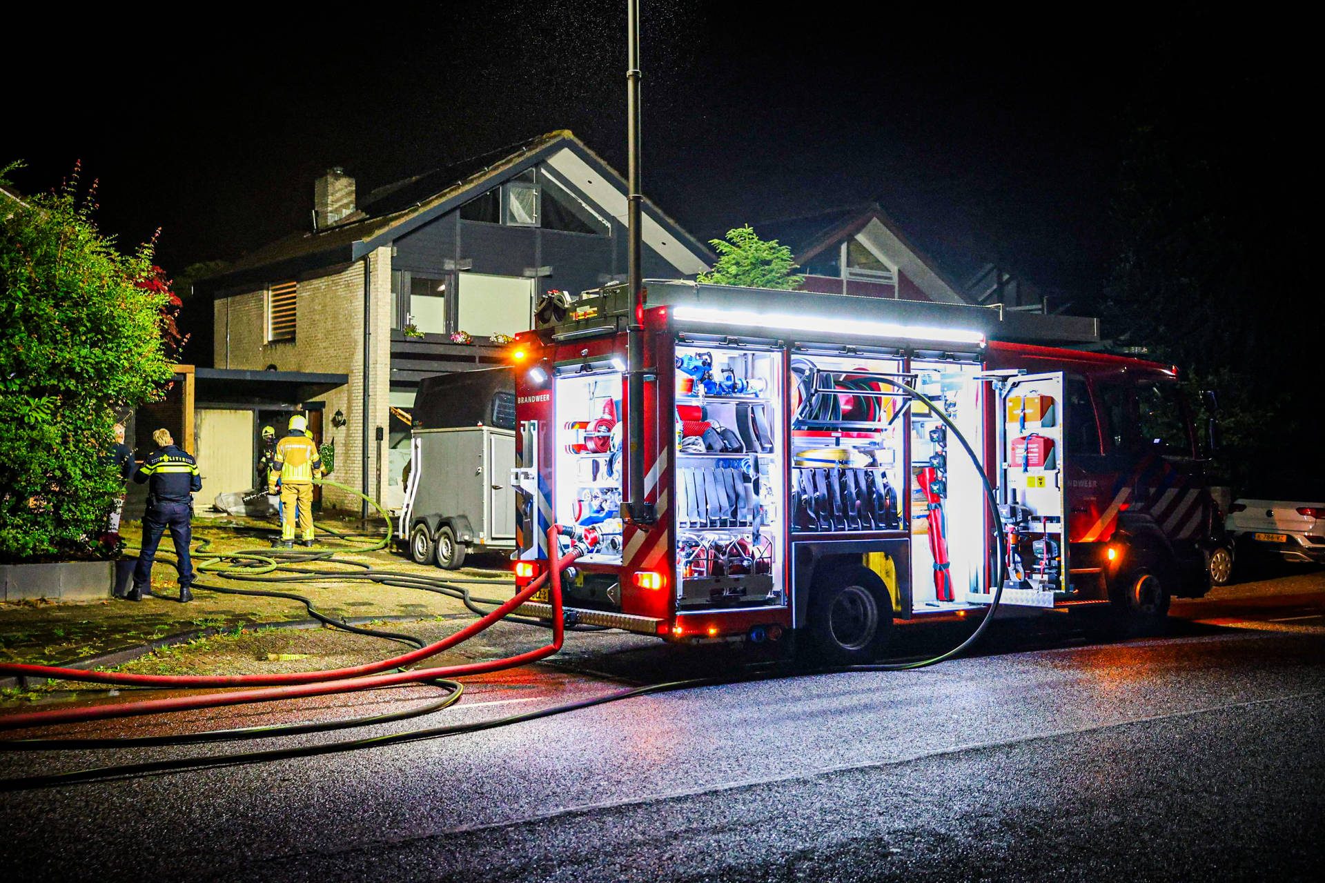 Korte uitslaande brand in garage naast woning