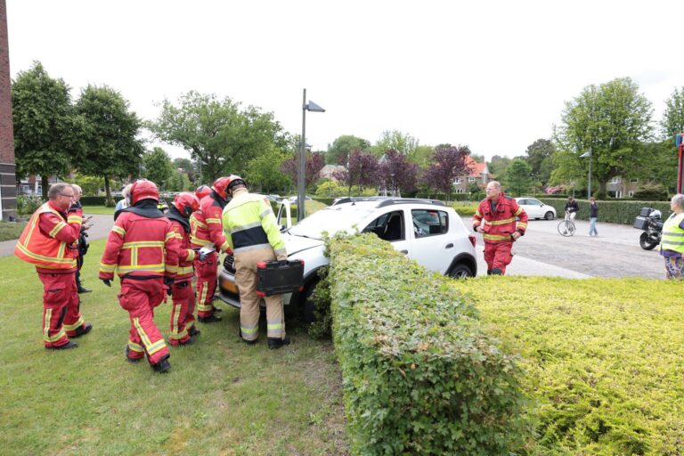 Auto belandt in bosjes naast parkeerplaats