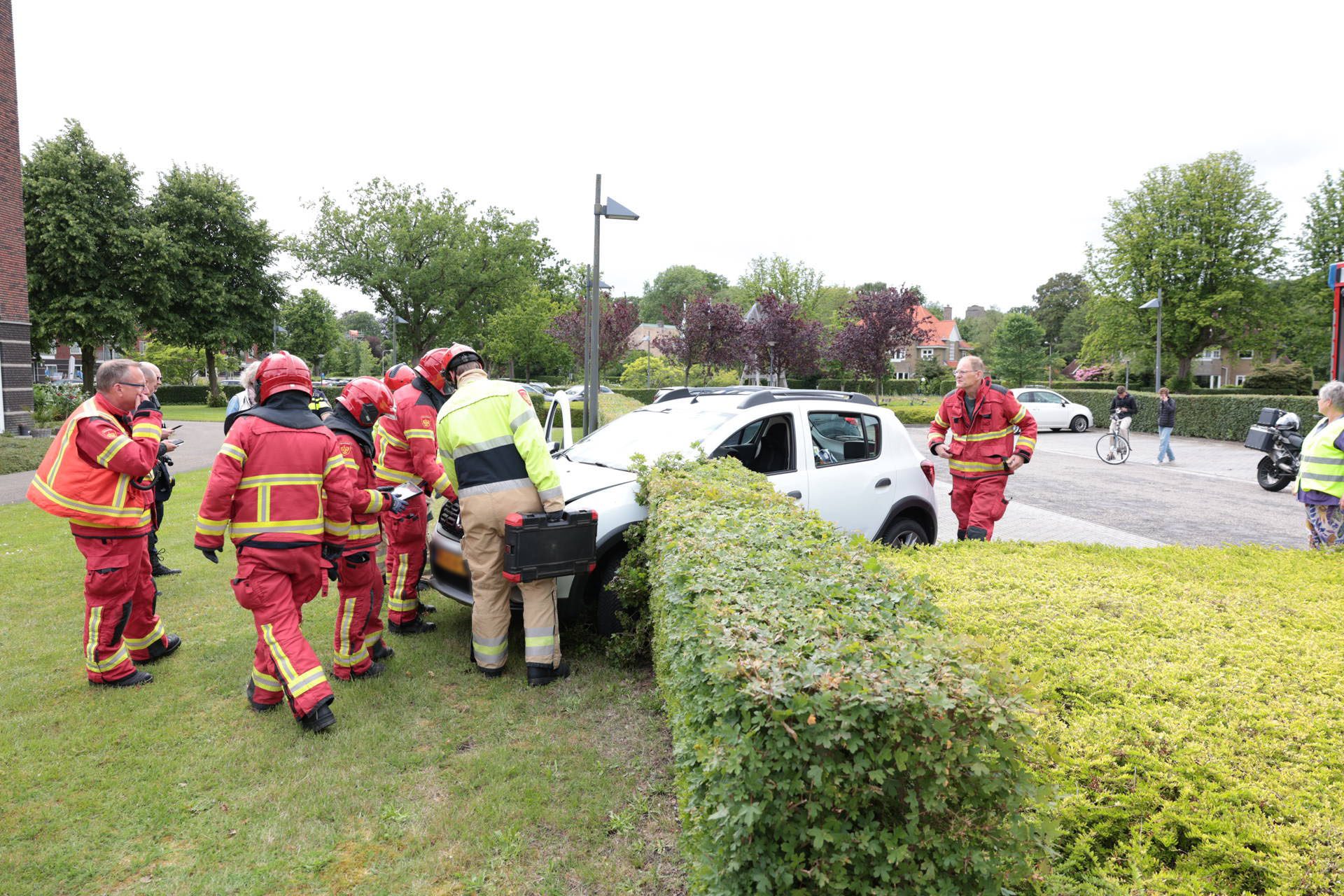 Auto belandt in bosjes naast parkeerplaats