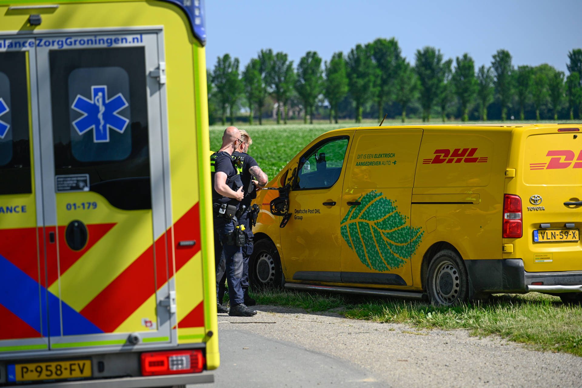 Fietser gewond na botsing met pakketbusje