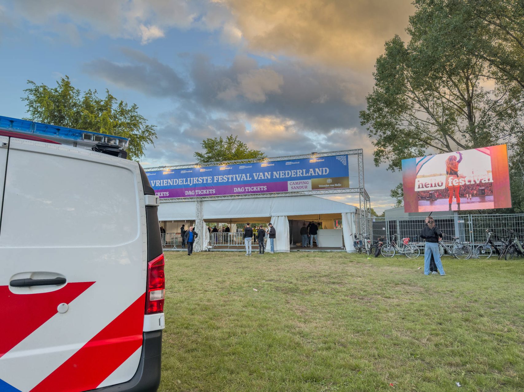 Beveiliging houdt persoon aan tijdens festival