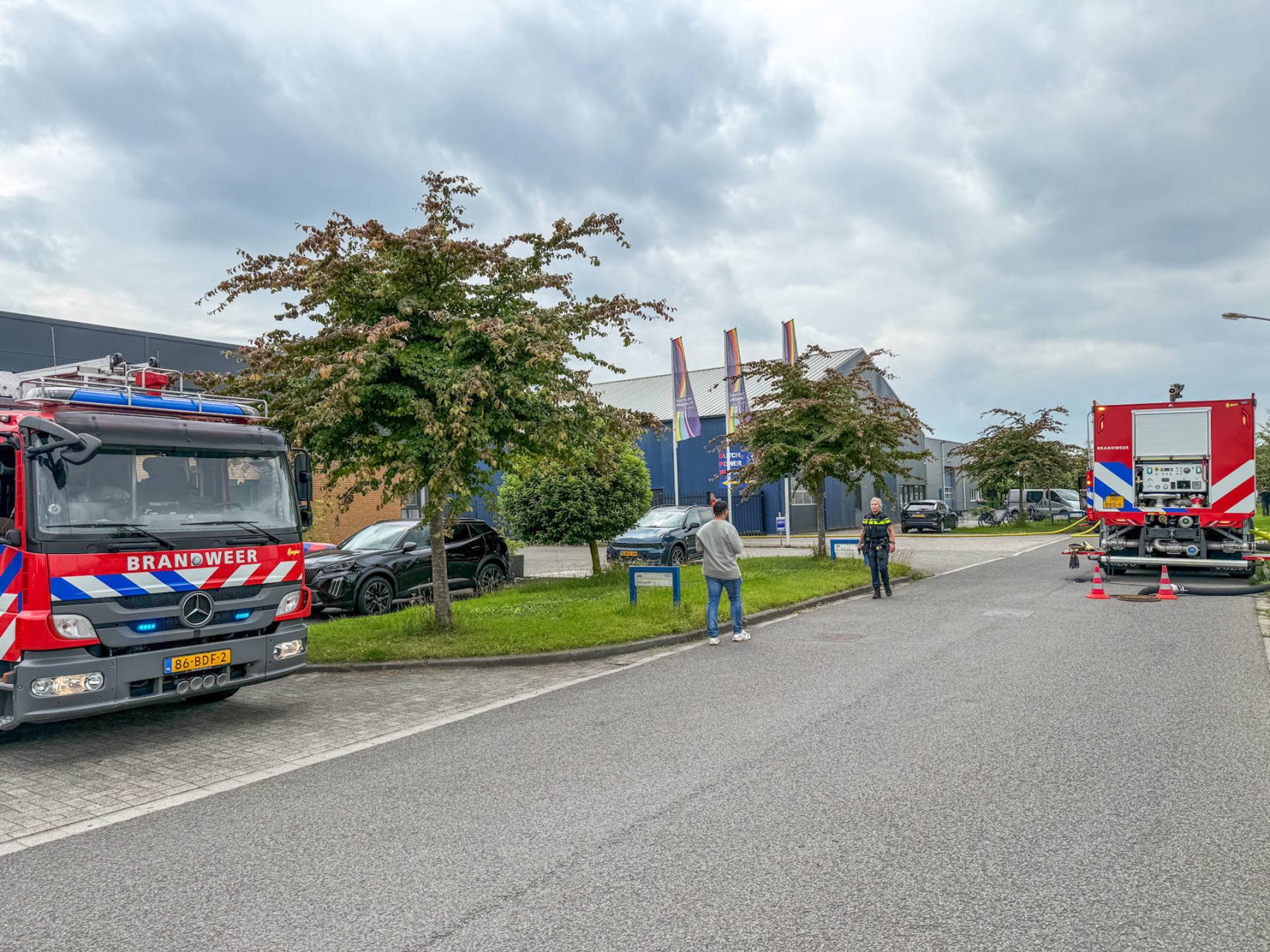 Grote brand op dak van bedrijfspand