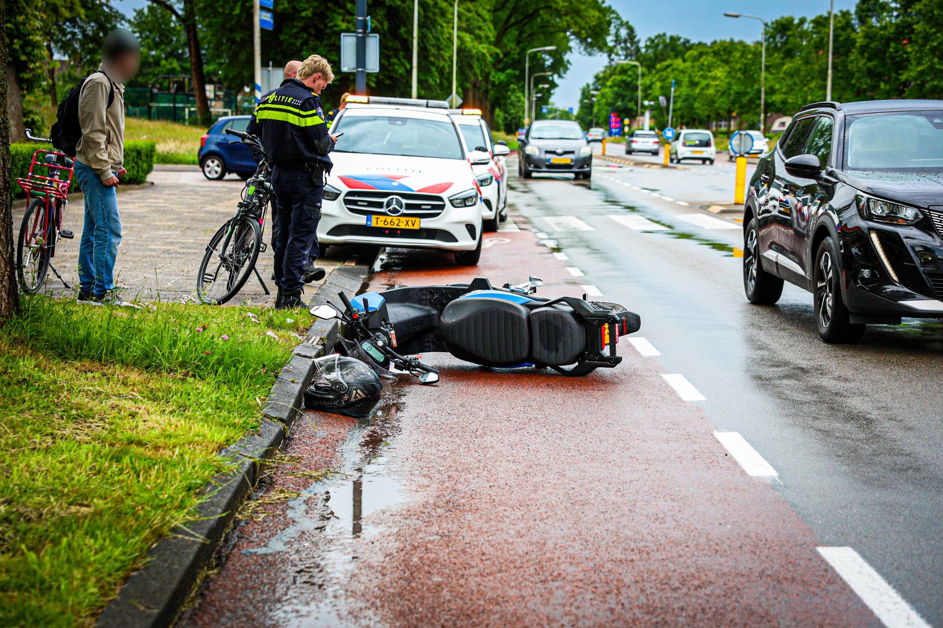 Scooterrijder komt ten val na botsing met fietser