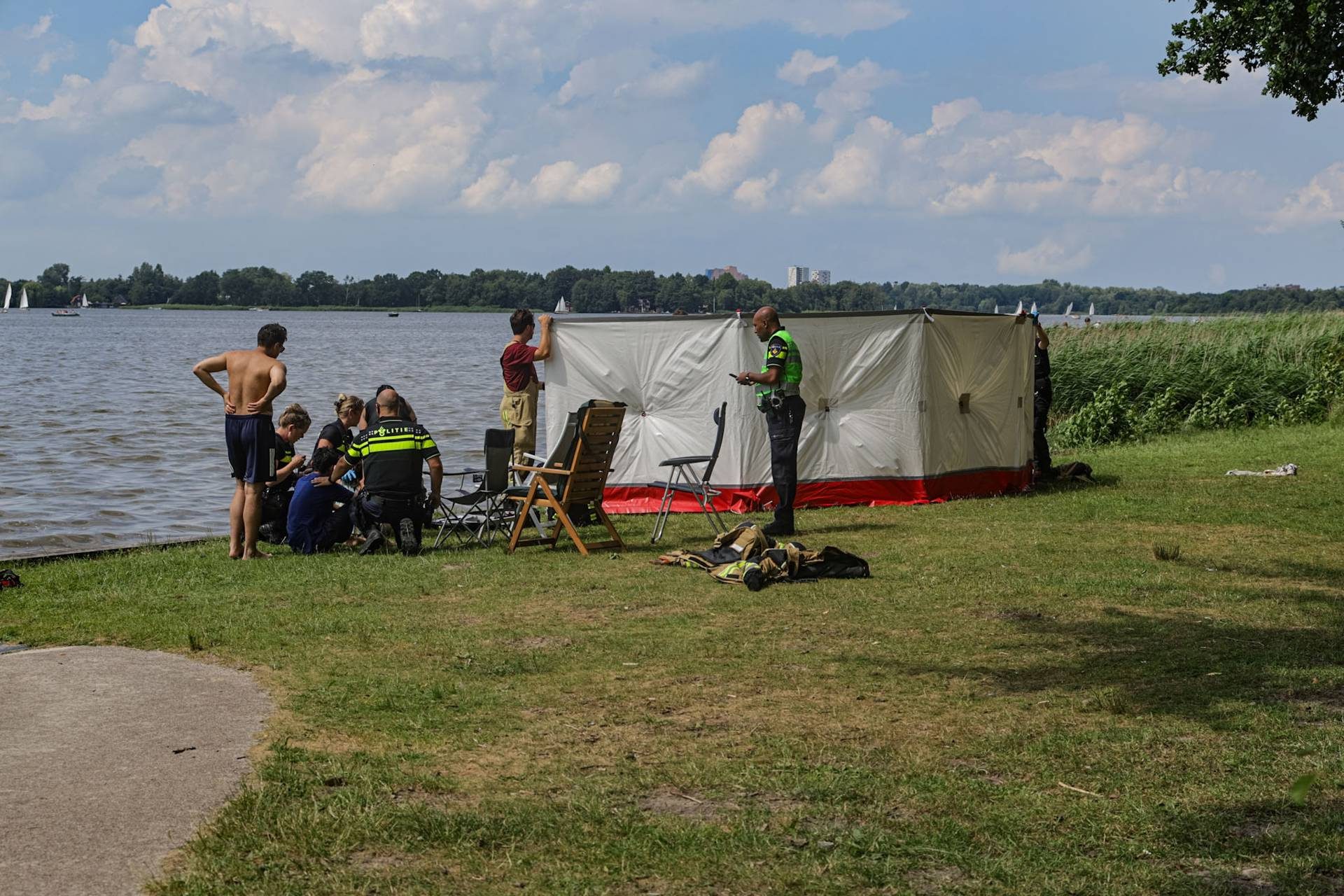 Man overleden nadat hij van supboard in het water valt