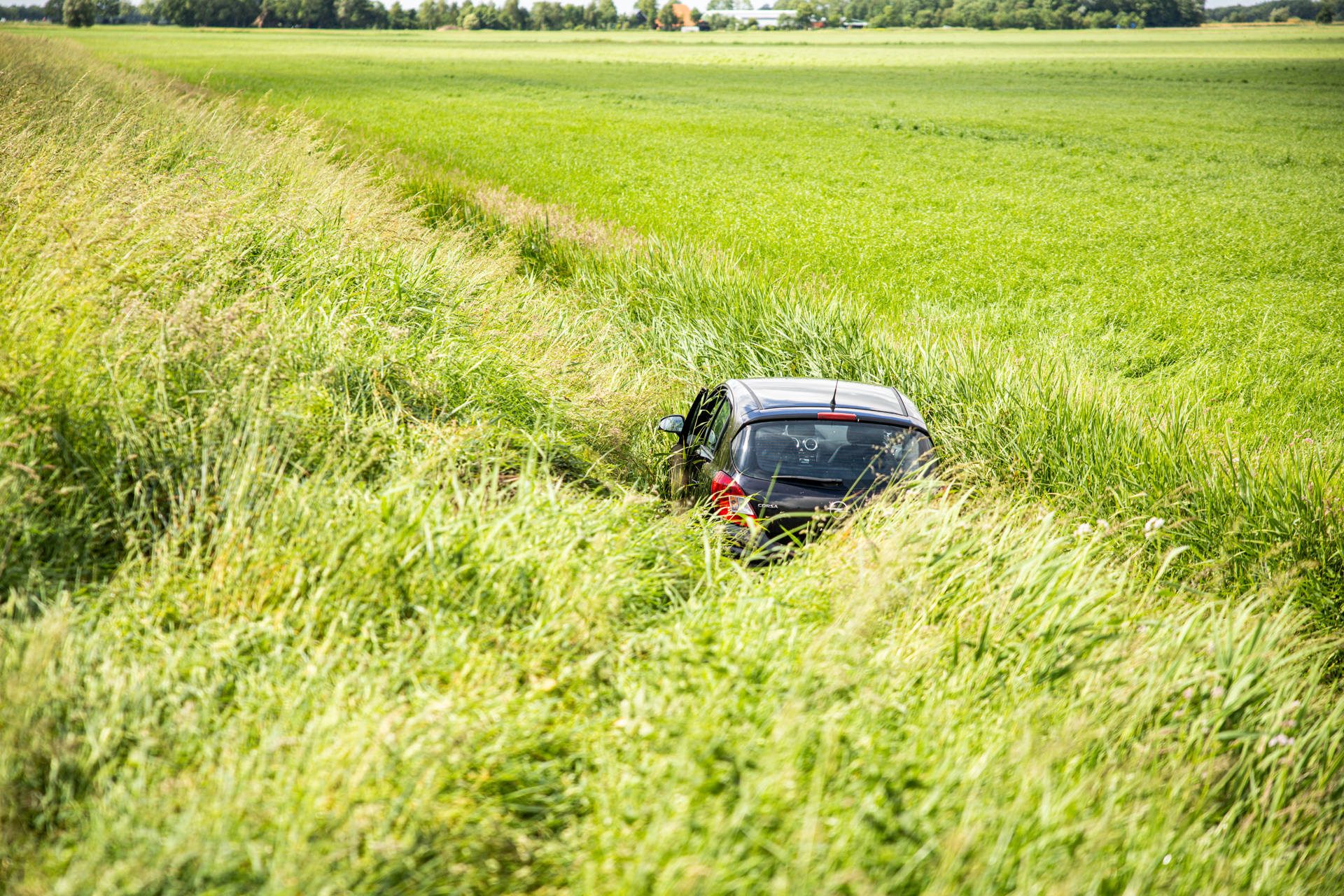 Auto belandt in sloot langs snelweg