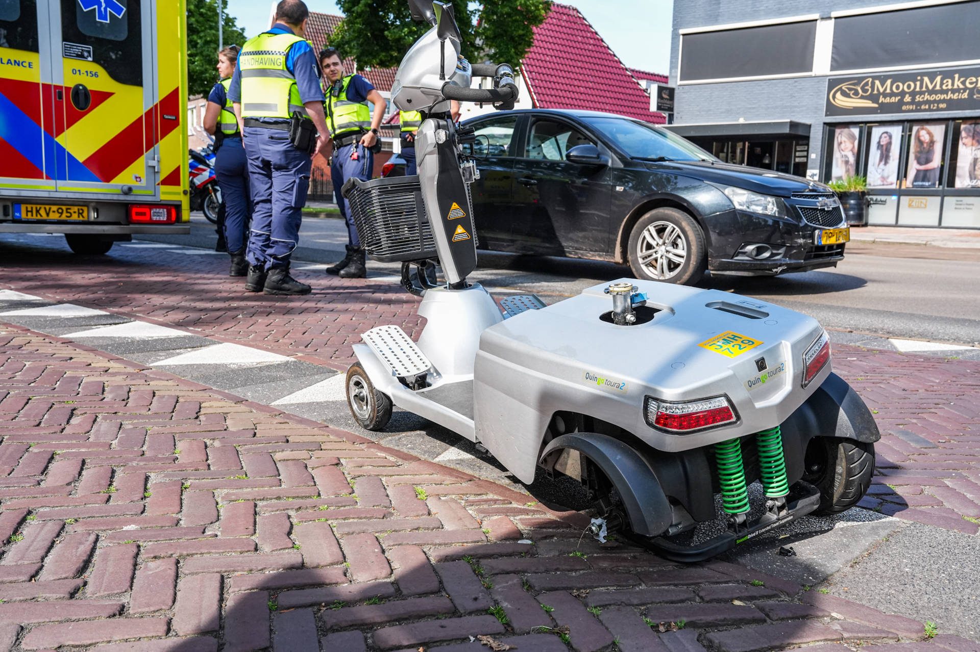 Automobilist botst op scootmobielrijder die weg wil oversteken