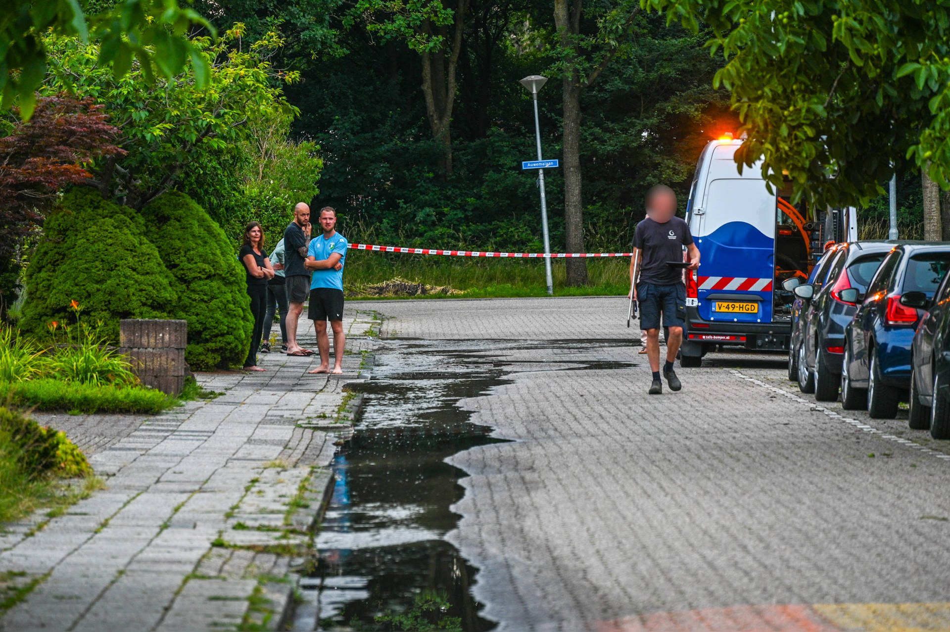 Straat afgesloten na gesprongen waterleiding