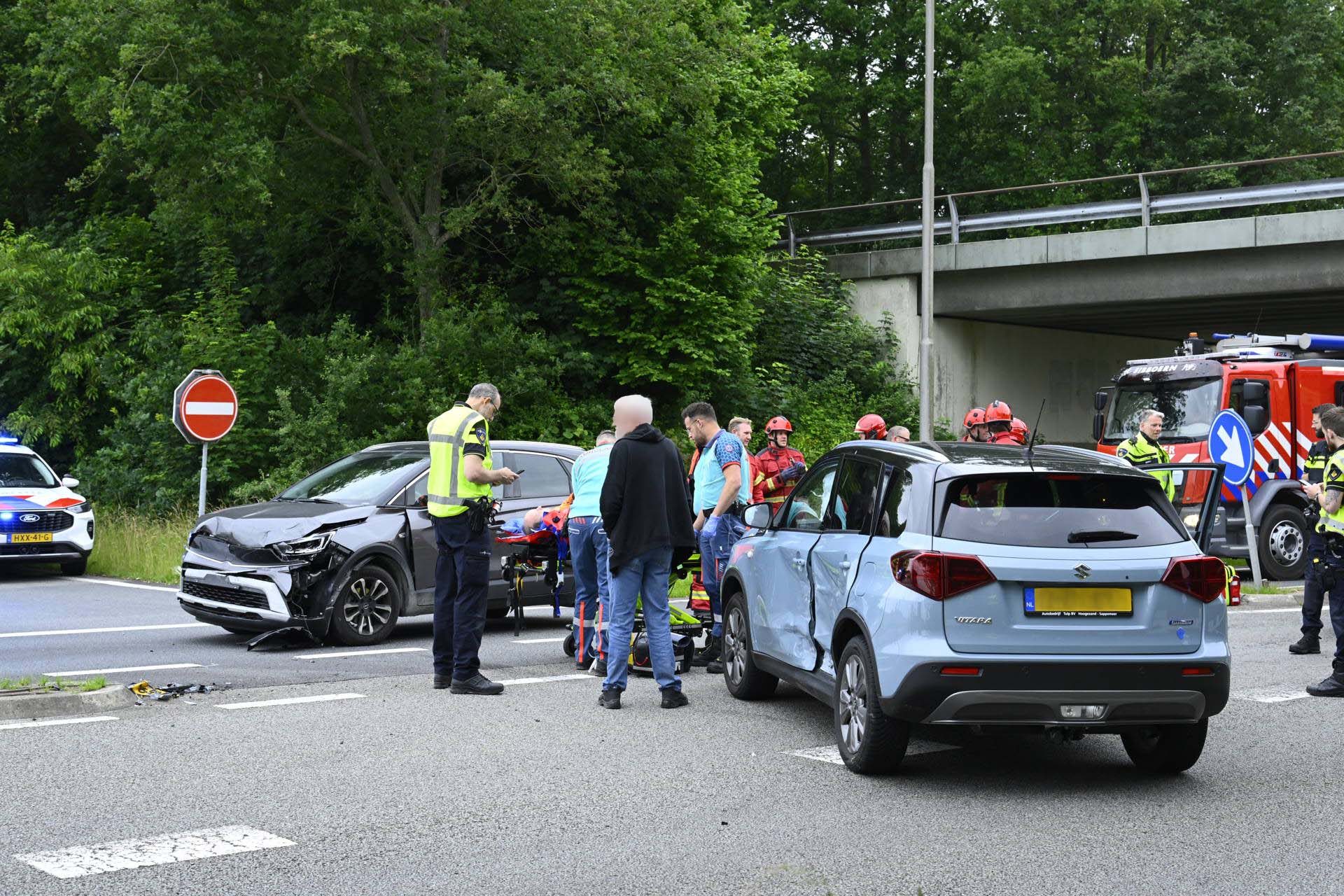 Twee auto’s botsen op snelwegafrit en blokkeren weg in beide richtingen