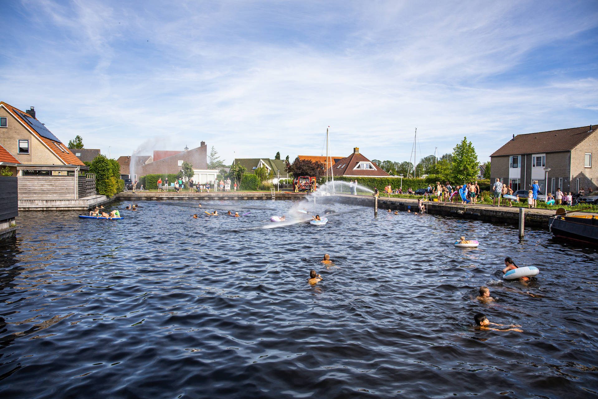 Brandweer zorgt voor verkoeling met groot waterspektakel