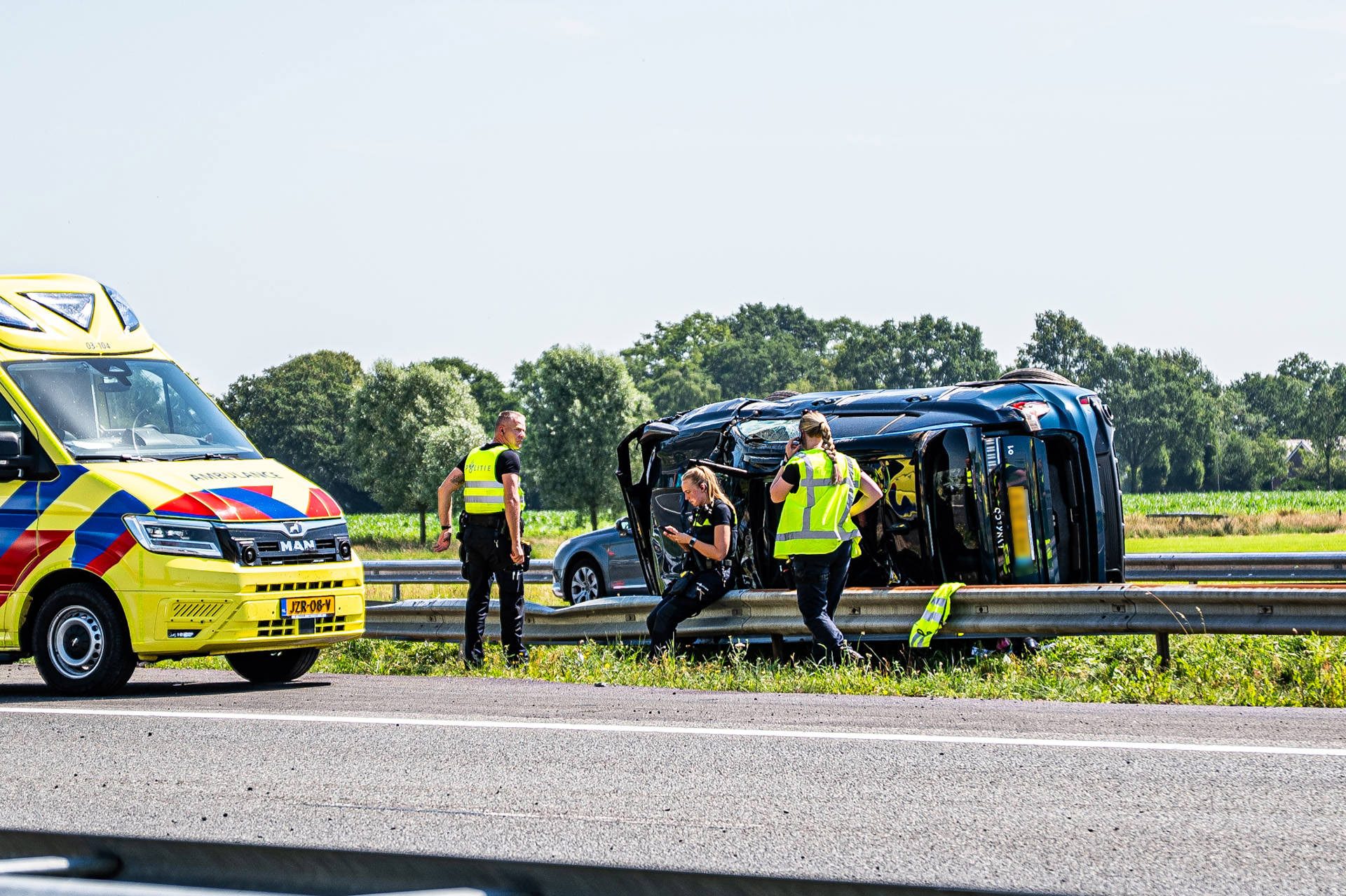 Automobilist gewond nadat auto op zijkant belandt