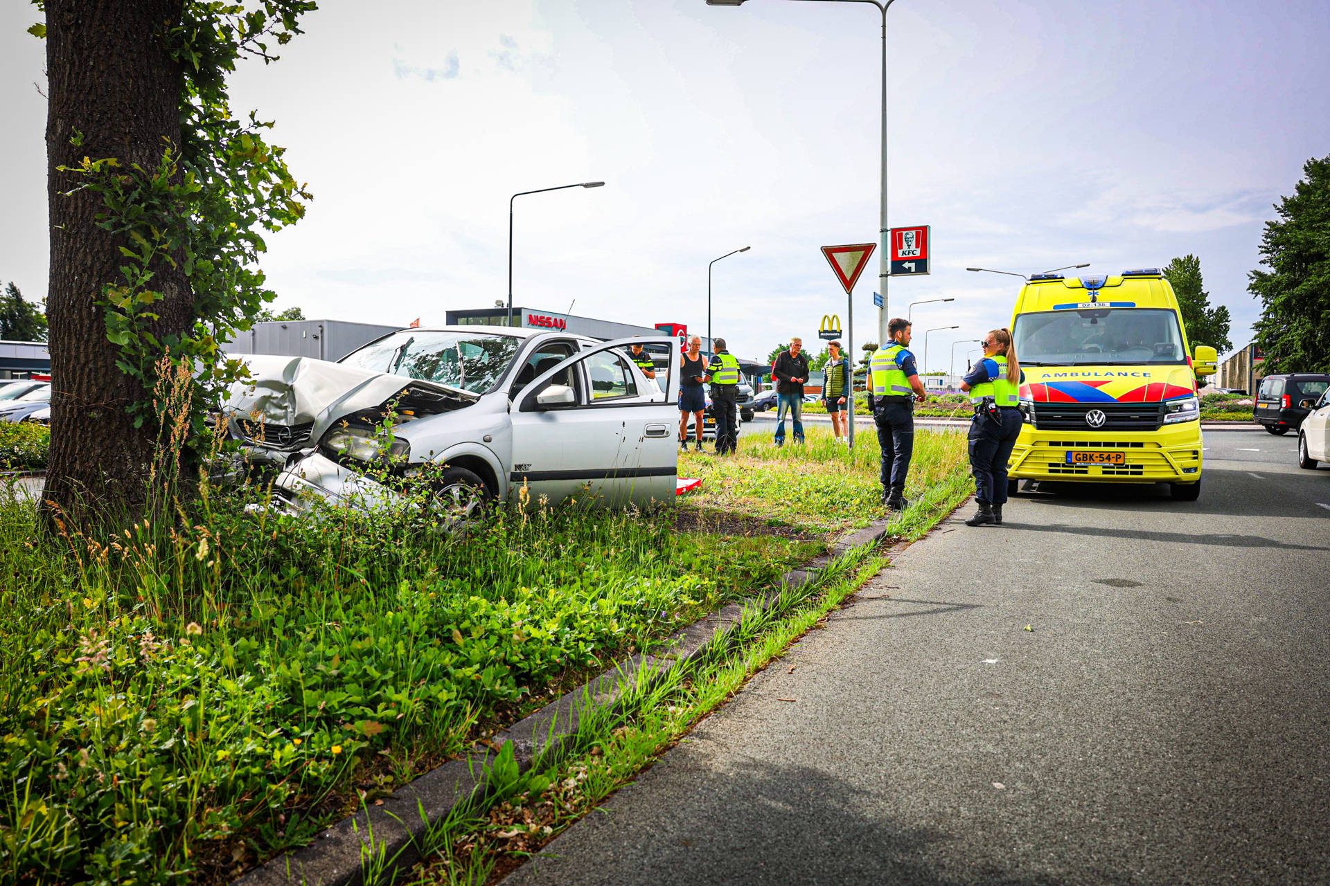 Automobilist raakt gewond bij botsing tegen boom
