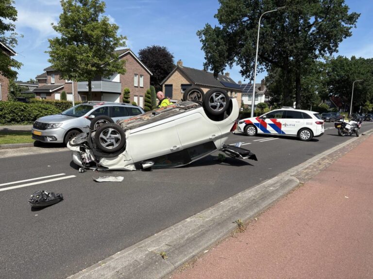 Auto belandt op zijn kop na ongeval