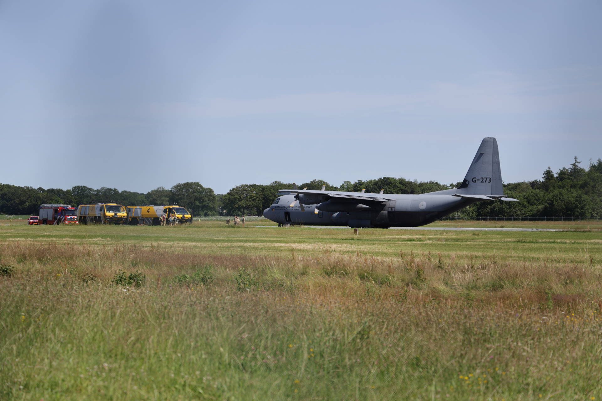 Militair toestel maakt na problemen noodlanding