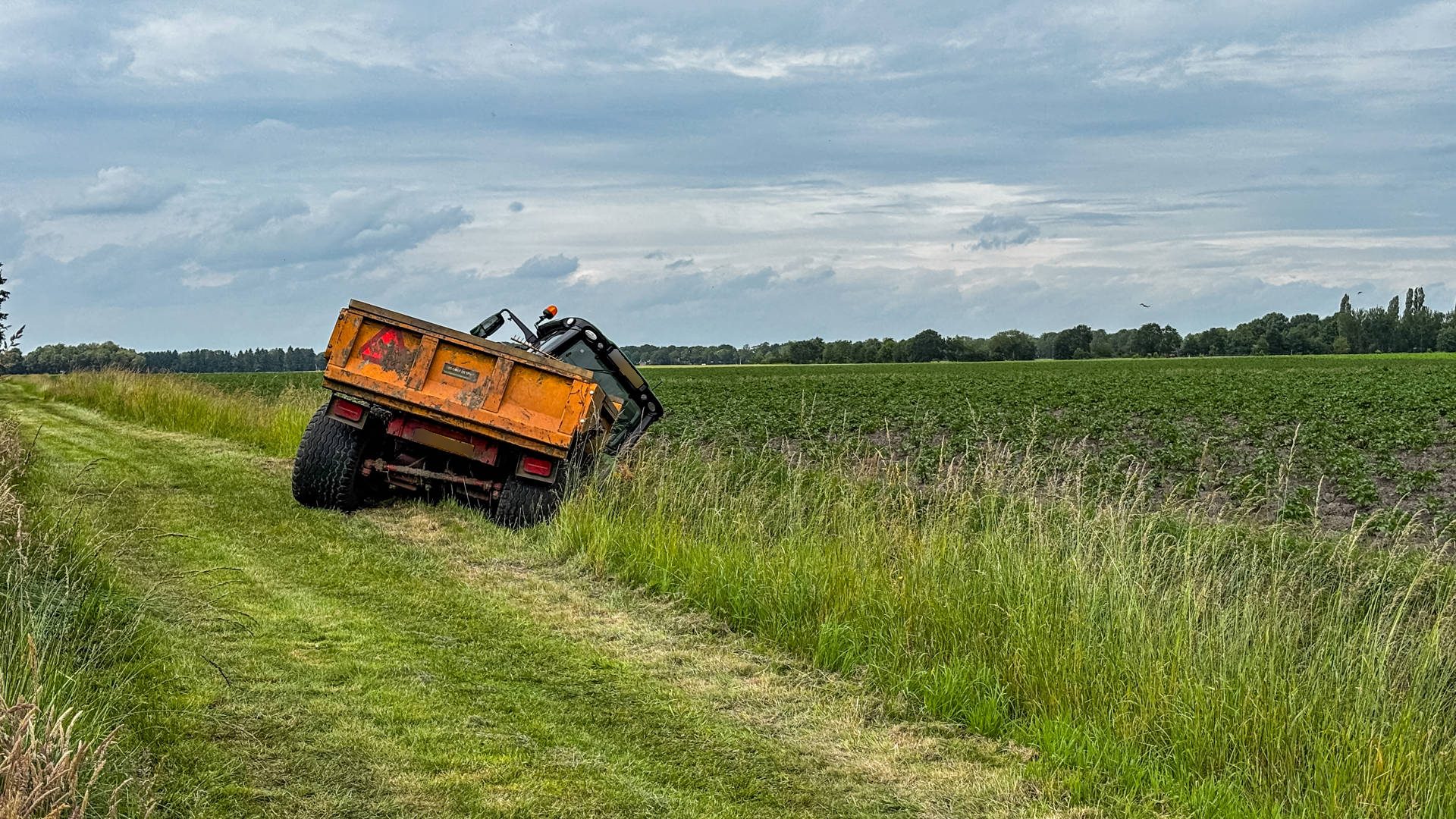 Trekker belandt in sloot tijdens werkzaamheden