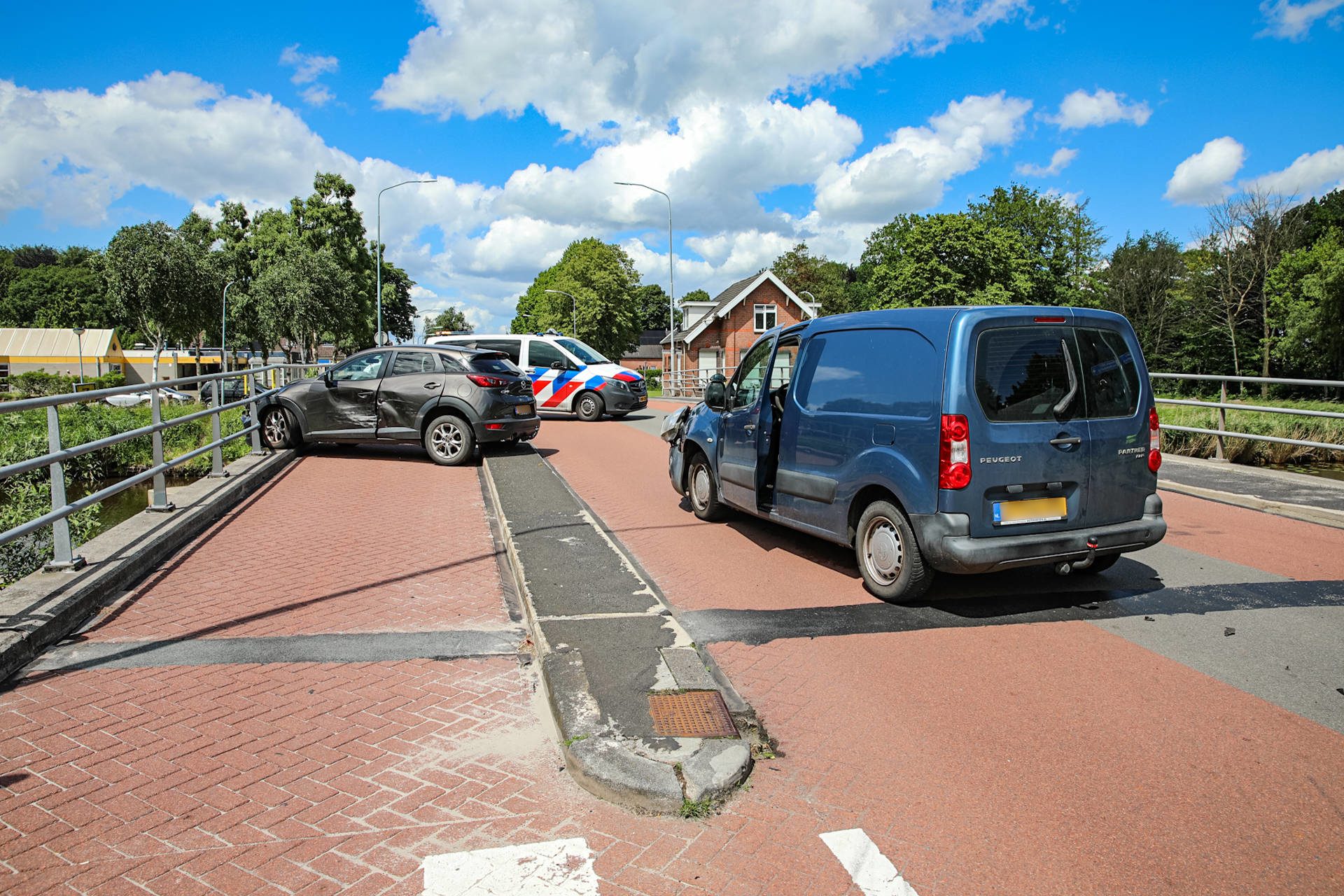 Auto komt na botsing tot stilstand tegen brugreling