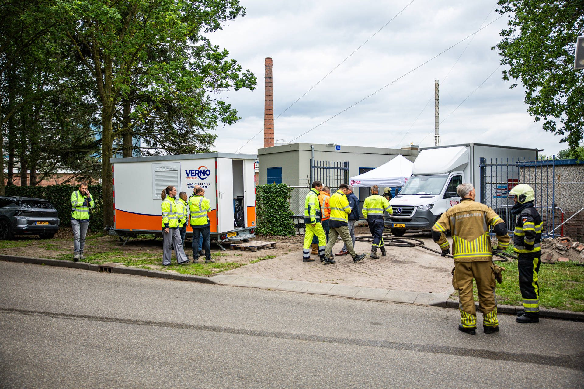 Felle brand in transformatorhuis, brandweer schaalt op