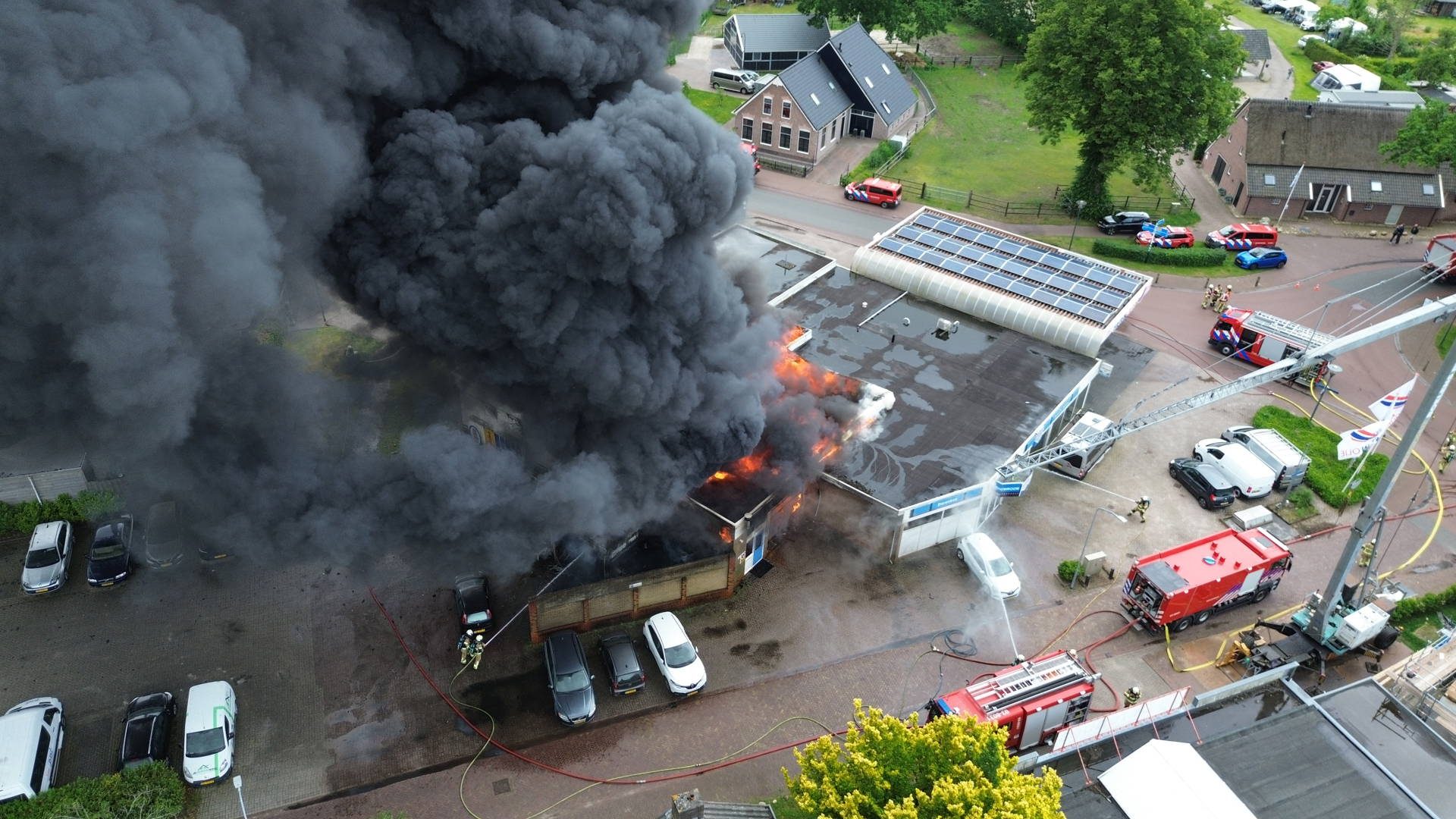 Zeer grote brand bij garagebedrijf, GRIP 1 afgekondigd
