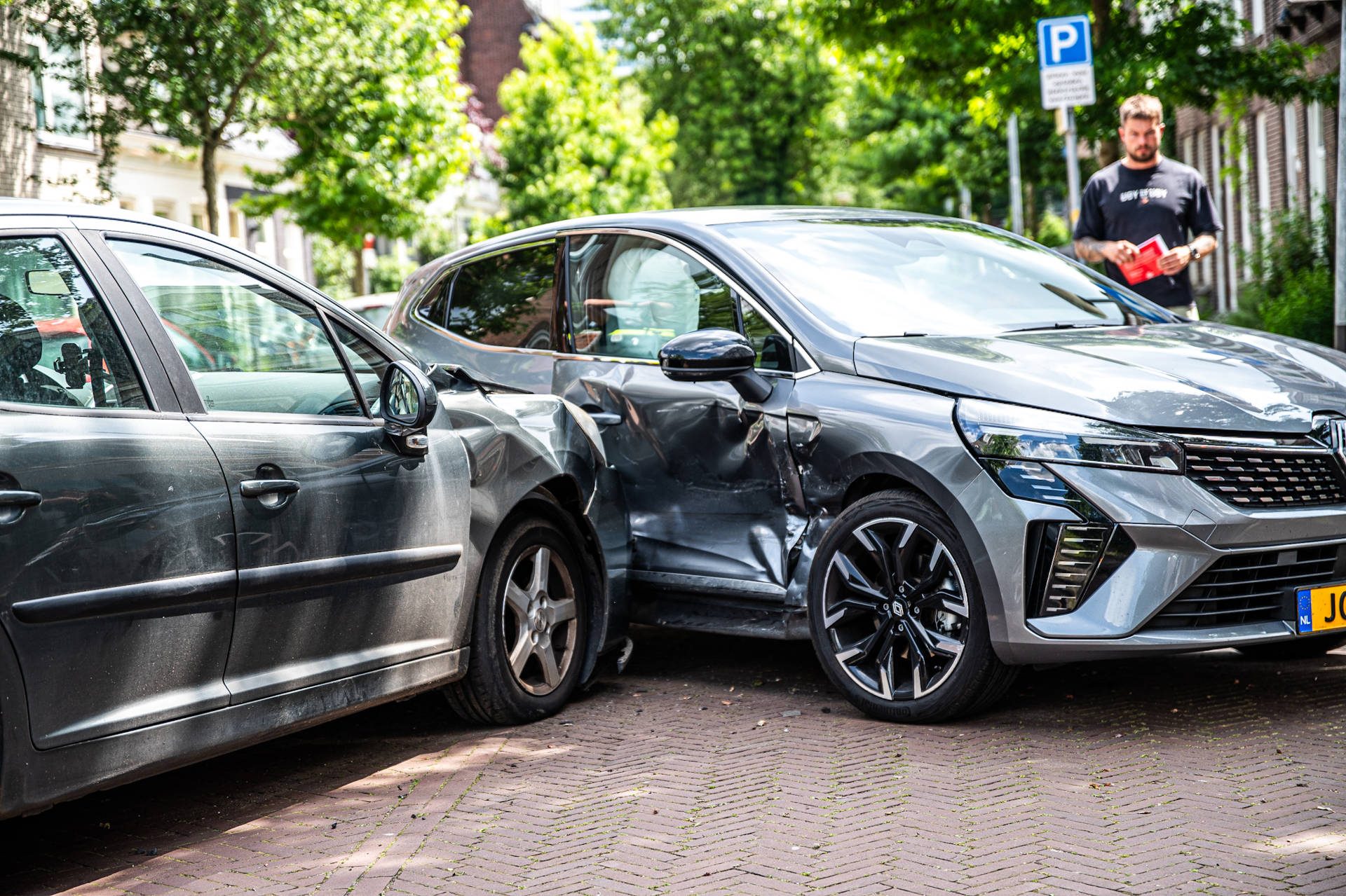 Twee auto’s botsen op kruising