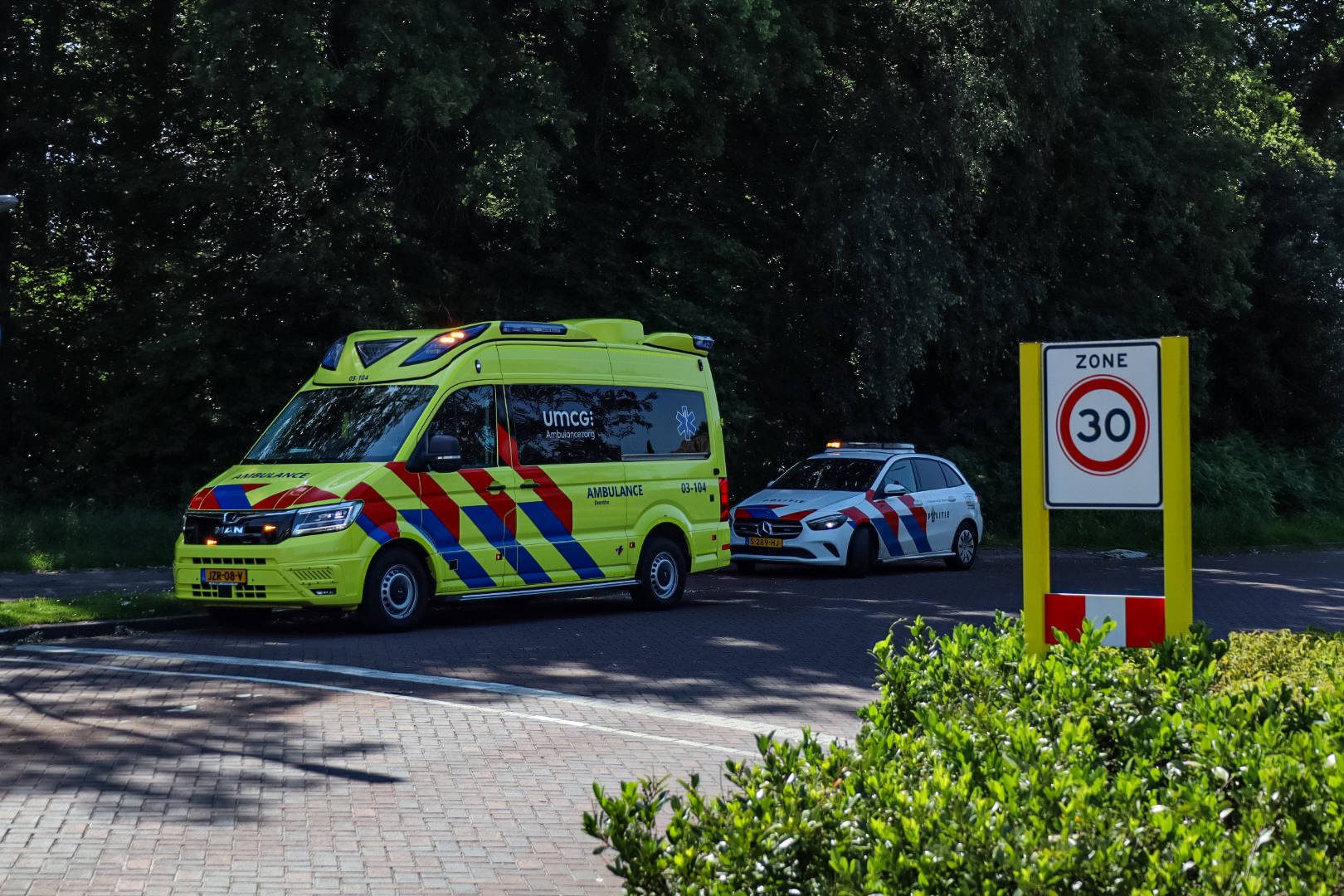 Auto botst op e-biker en laat fietser gewond achter