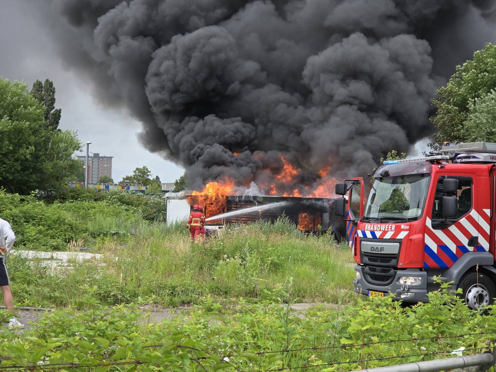 Chalet volledig in brand, middelbrand opgeschaald
