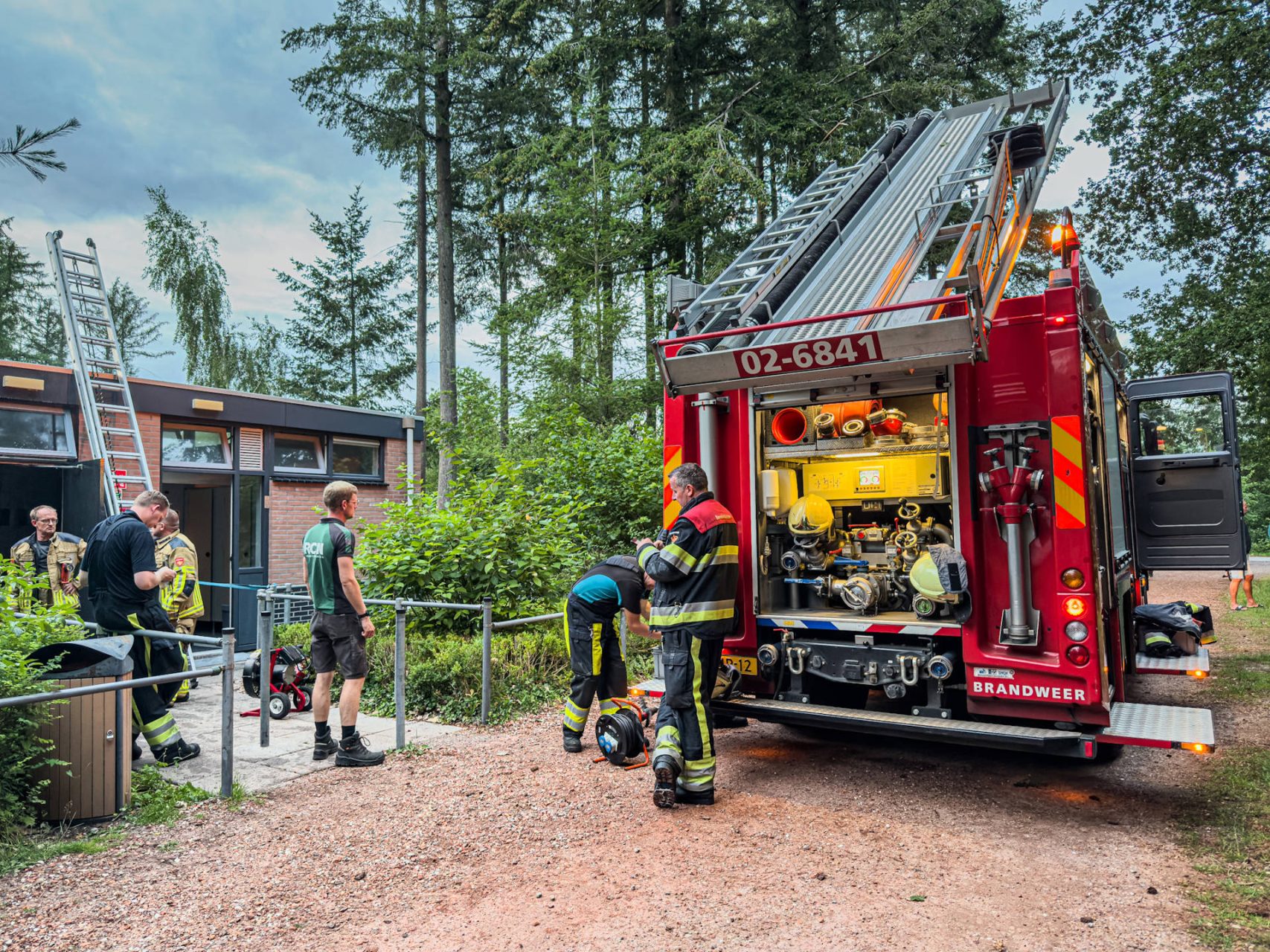 Kleine brand op vakantiepark, omstanders blussen brandje